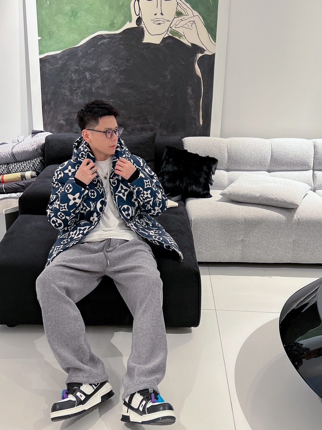 LV 官网款2025秋冬新款羽绒服。这款号称羽绒服届最高端的，全部90绒的三标齐全带着经典的Logo组合