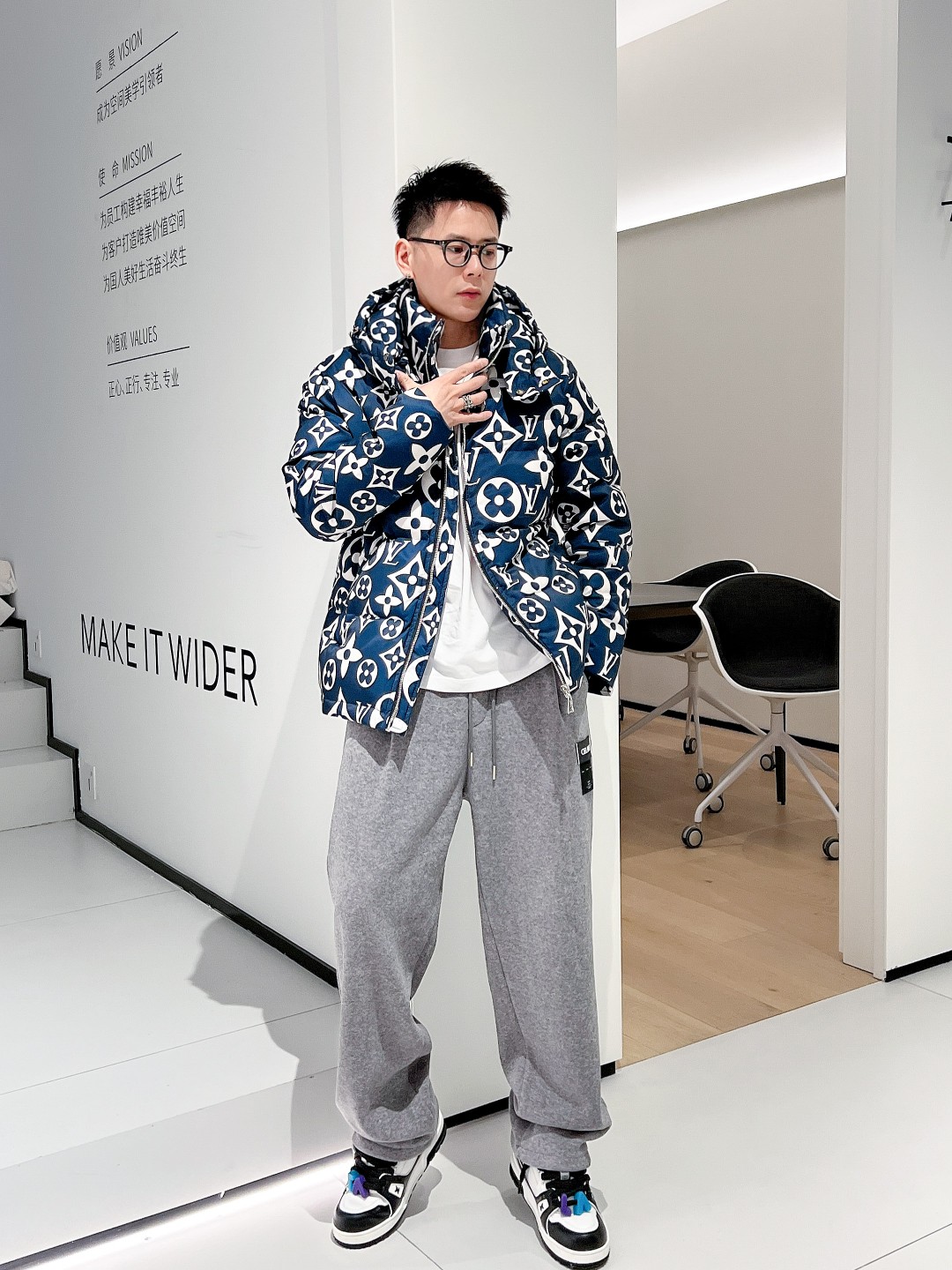 LV 官网款2025秋冬新款羽绒服。这款号称羽绒服届最高端的，全部90绒的三标齐全带着经典的Logo组合