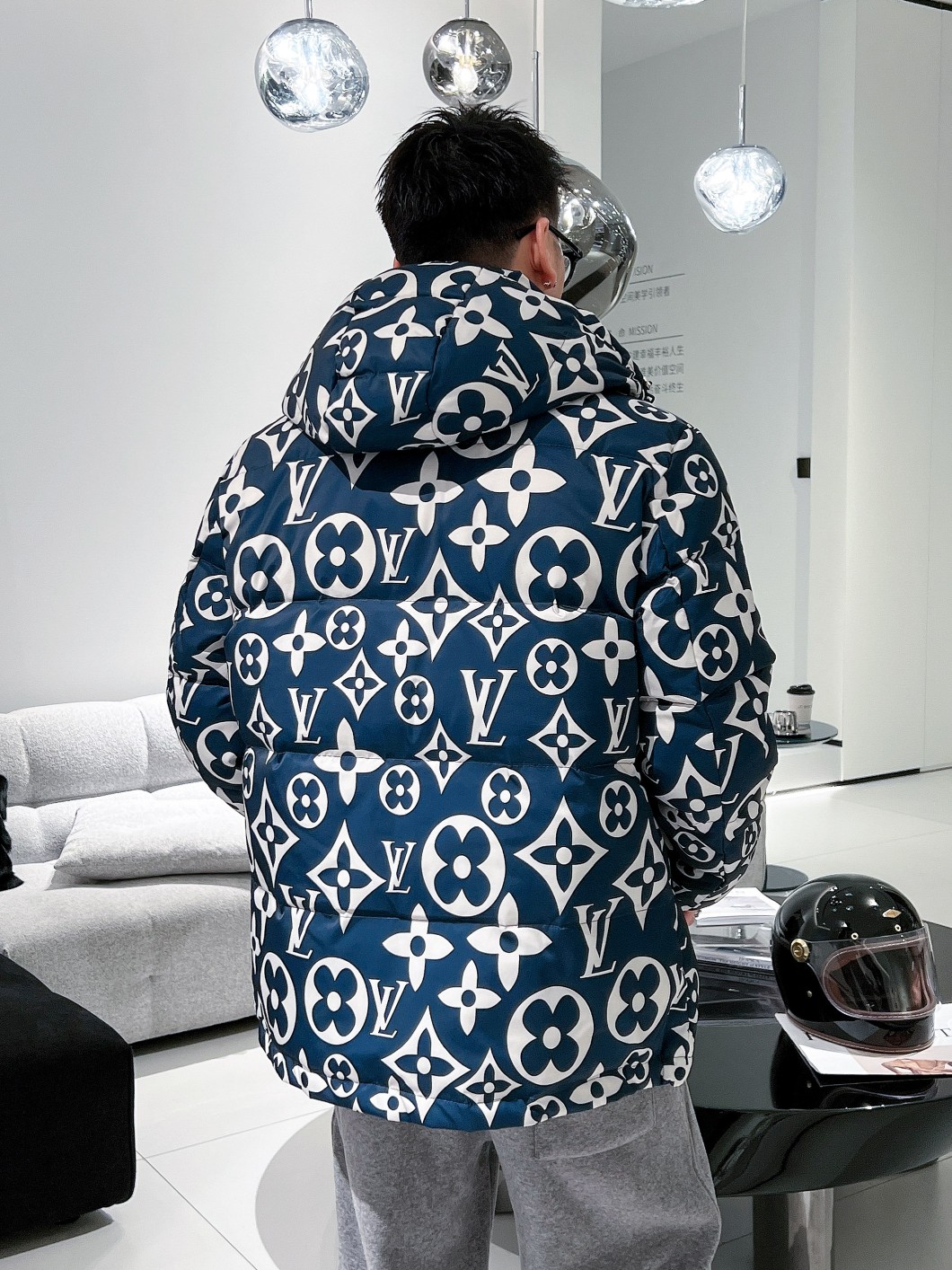 LV 官网款2025秋冬新款羽绒服。这款号称羽绒服届最高端的，全部90绒的三标齐全带着经典的Logo组合