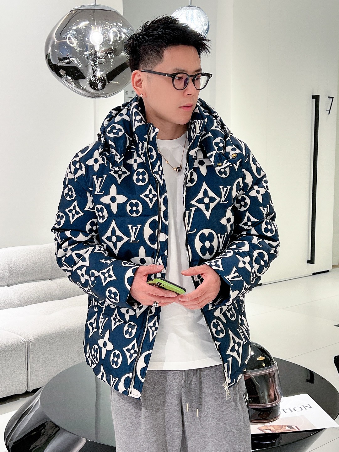 LV 官网款2025秋冬新款羽绒服。这款号称羽绒服届最高端的，全部90绒的三标齐全带着经典的Logo组合