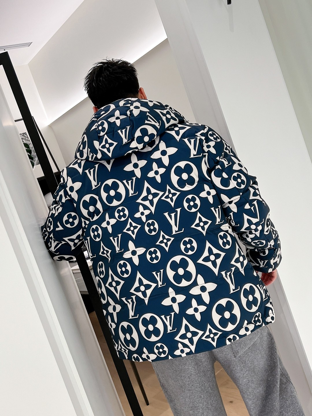 LV 官网款2025秋冬新款羽绒服。这款号称羽绒服届最高端的，全部90绒的三标齐全带着经典的Logo组合