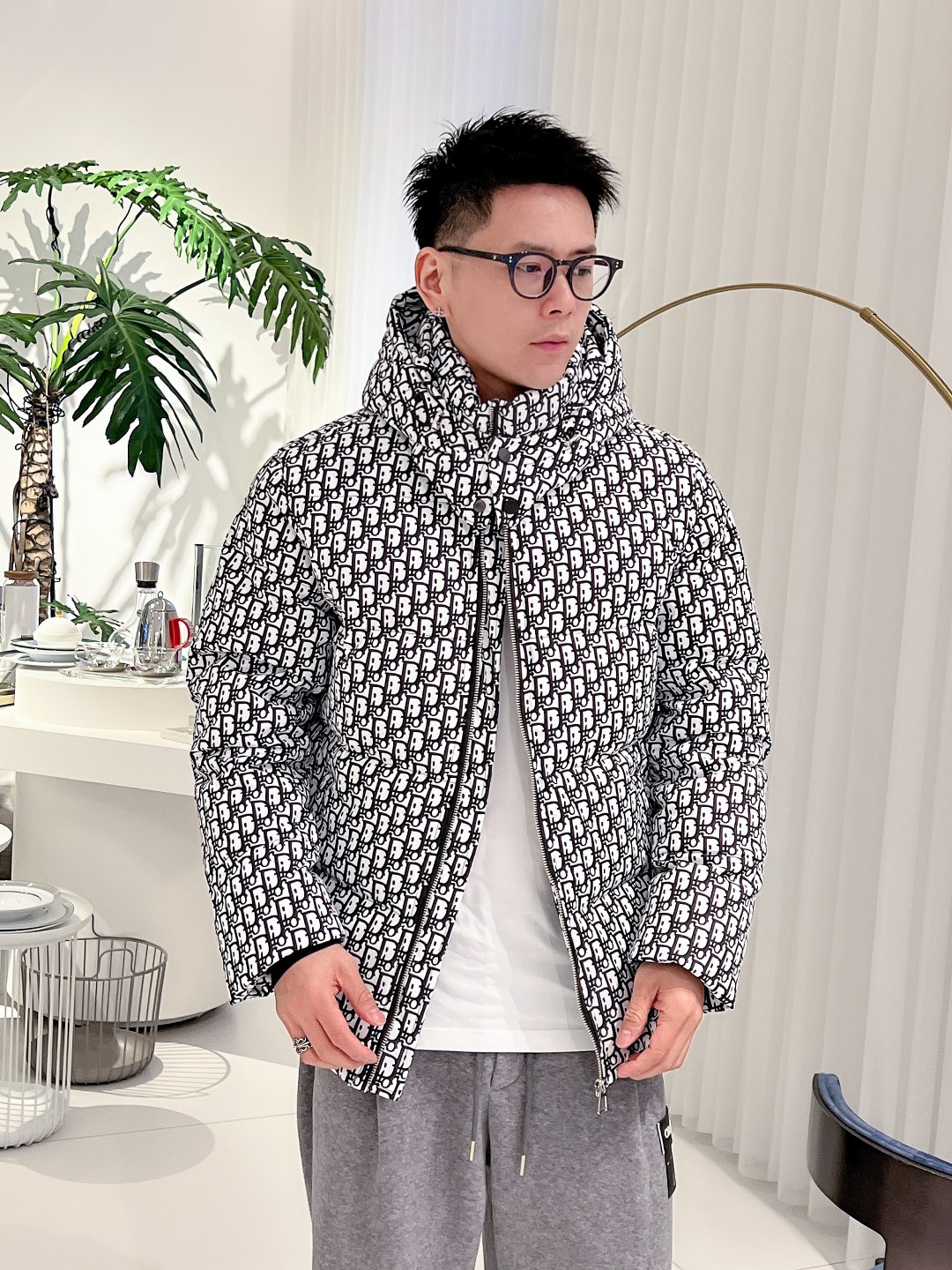 迪奥 官网款2025秋冬新款羽绒服。这款号称羽绒服届最高端的，全部90绒的三标齐全带着经典的Logo组合