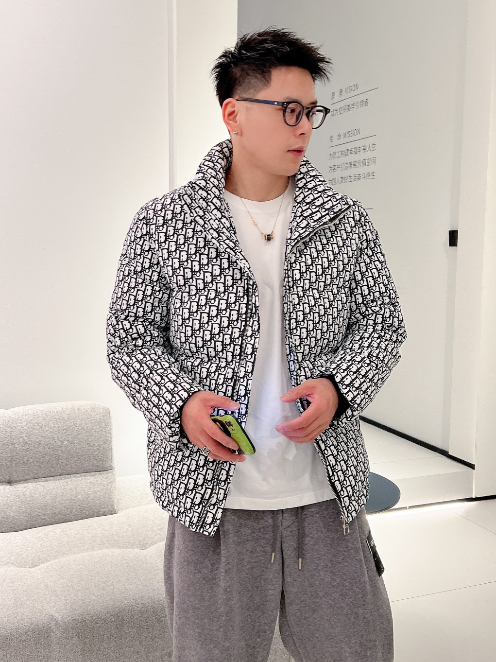 迪奥 官网款2025秋冬新款羽绒服。这款号称羽绒服届最高端的，全部90绒的三标齐全带着经典的Logo组合