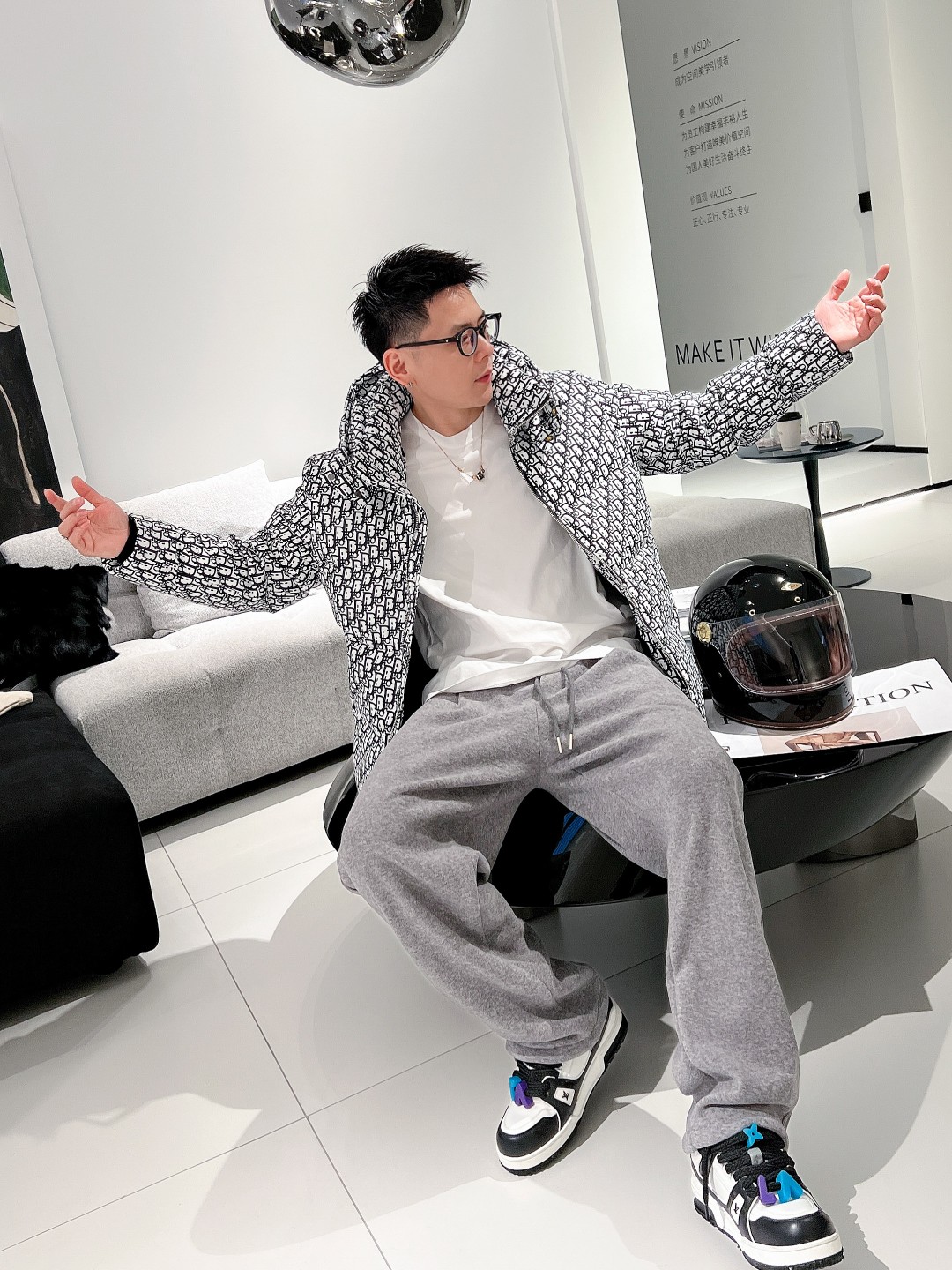 迪奥 官网款2025秋冬新款羽绒服。这款号称羽绒服届最高端的，全部90绒的三标齐全带着经典的Logo组合