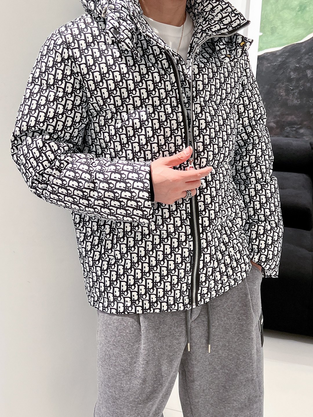 迪奥 官网款2025秋冬新款羽绒服。这款号称羽绒服届最高端的，全部90绒的三标齐全带着经典的Logo组合