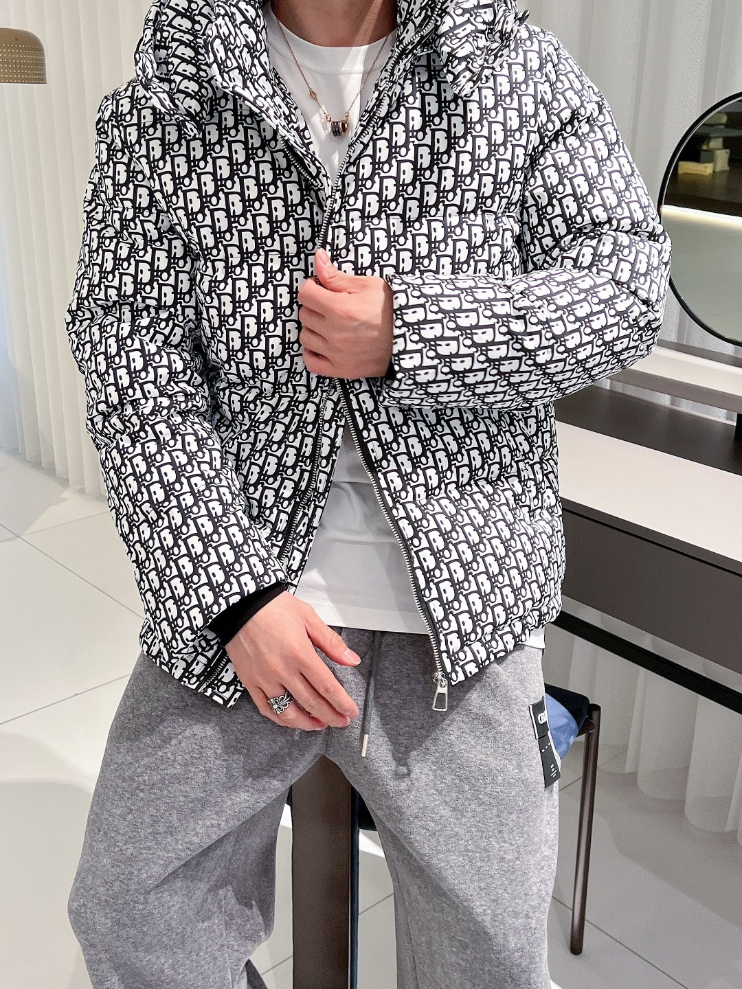 迪奥 官网款2025秋冬新款羽绒服。这款号称羽绒服届最高端的，全部90绒的三标齐全带着经典的Logo组合