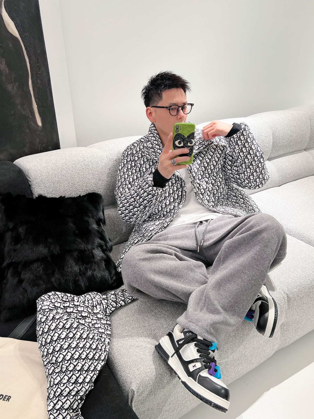 迪奥 官网款2025秋冬新款羽绒服。这款号称羽绒服届最高端的，全部90绒的三标齐全带着经典的Logo组合