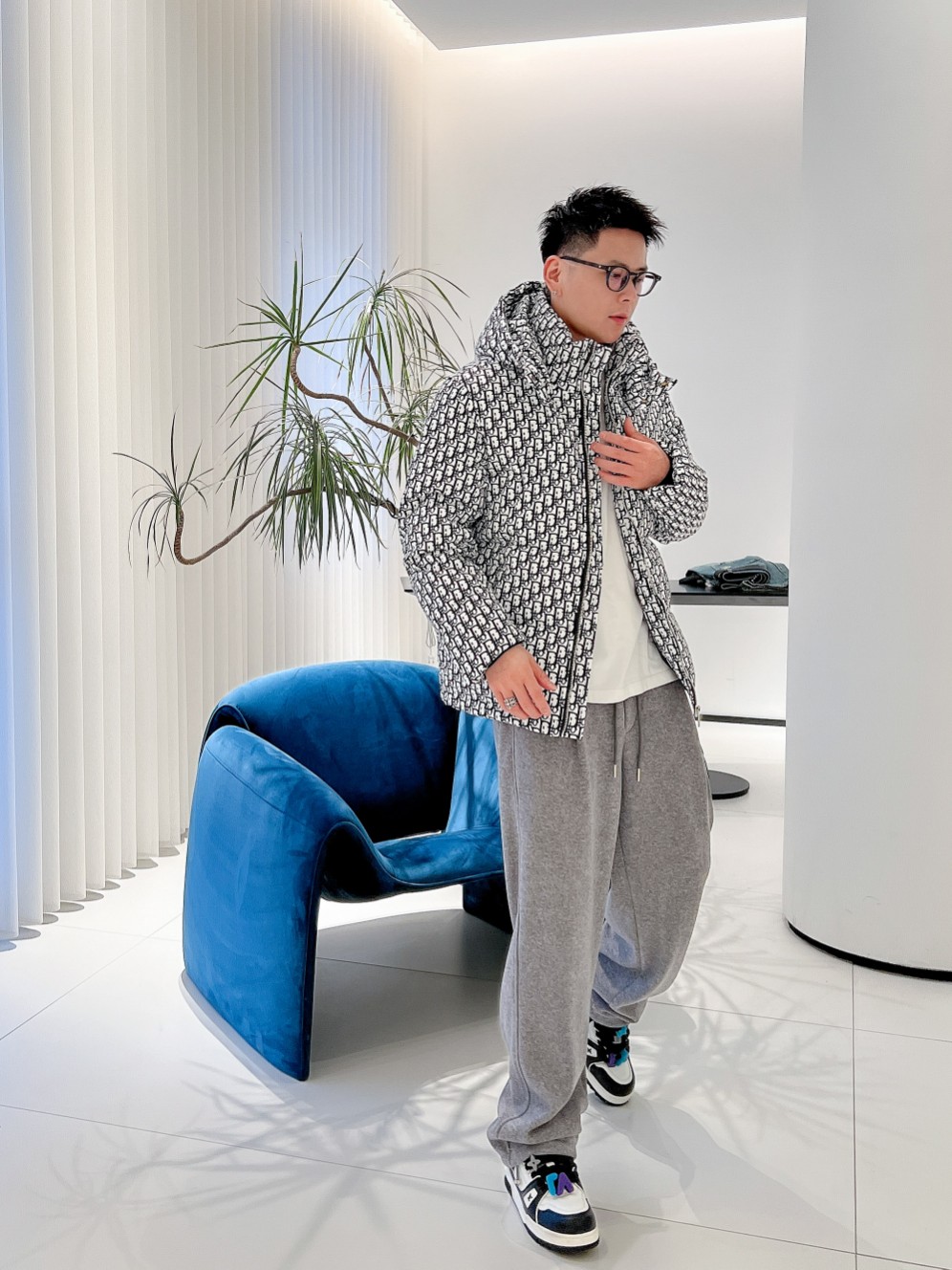 迪奥 官网款2025秋冬新款羽绒服。这款号称羽绒服届最高端的，全部90绒的三标齐全带着经典的Logo组合