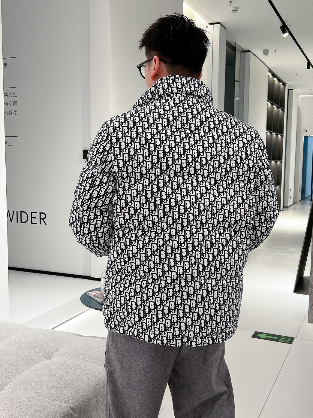 迪奥 官网款2025秋冬新款羽绒服。这款号称羽绒服届最高端的，全部90绒的三标齐全带着经典的Logo组合