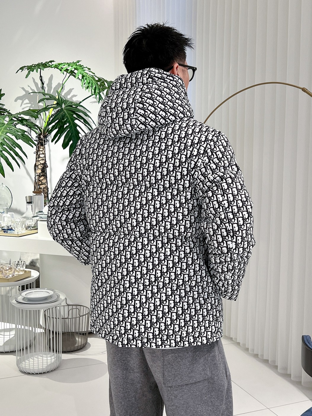 迪奥 官网款2025秋冬新款羽绒服。这款号称羽绒服届最高端的，全部90绒的三标齐全带着经典的Logo组合