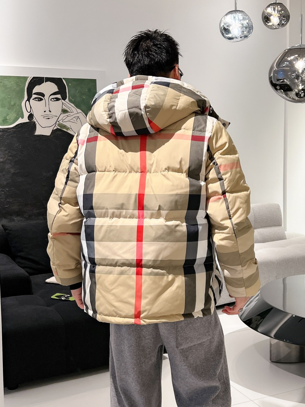 巴宝莉 官网款2025秋冬新款羽绒服。这款号称羽绒服届最高端的，全部90绒的三标齐全带着经典的Logo组