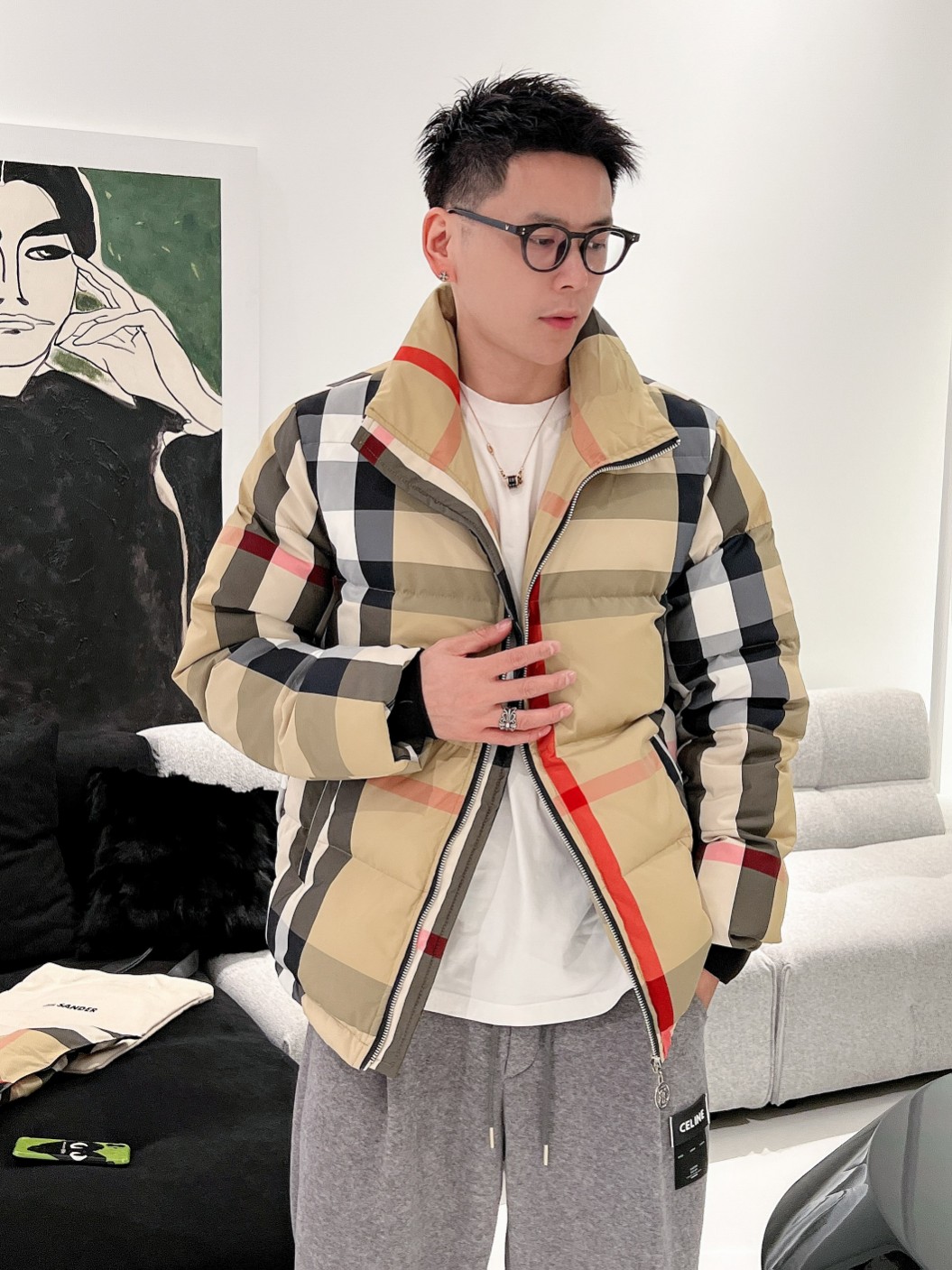 巴宝莉 官网款2025秋冬新款羽绒服。这款号称羽绒服届最高端的，全部90绒的三标齐全带着经典的Logo组