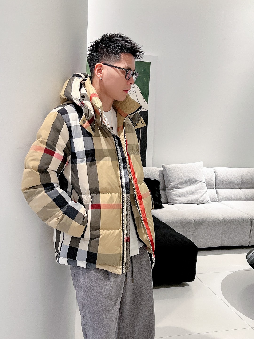 巴宝莉 官网款2025秋冬新款羽绒服。这款号称羽绒服届最高端的，全部90绒的三标齐全带着经典的Logo组