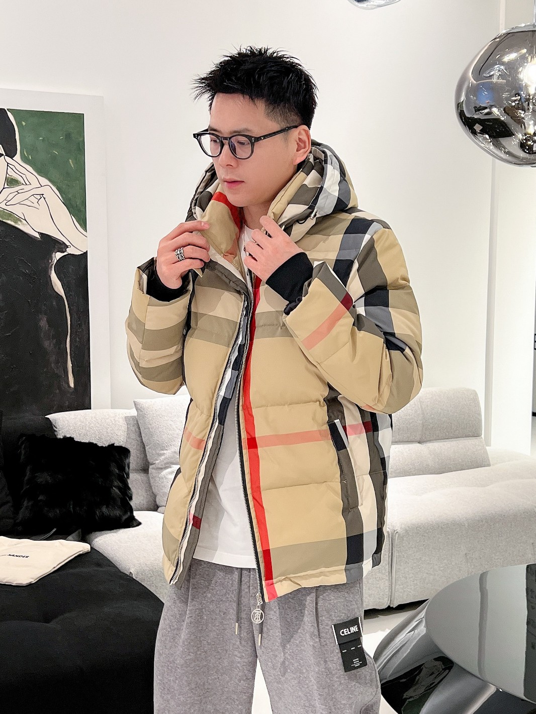 巴宝莉 官网款2025秋冬新款羽绒服。这款号称羽绒服届最高端的，全部90绒的三标齐全带着经典的Logo组