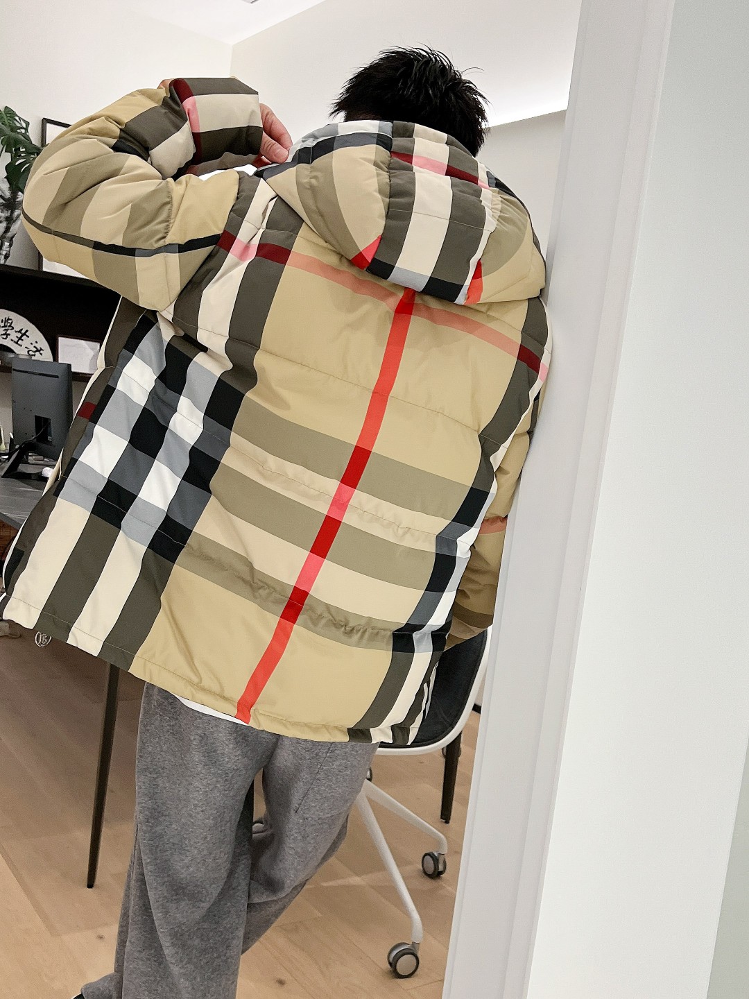 巴宝莉 官网款2025秋冬新款羽绒服。这款号称羽绒服届最高端的，全部90绒的三标齐全带着经典的Logo组