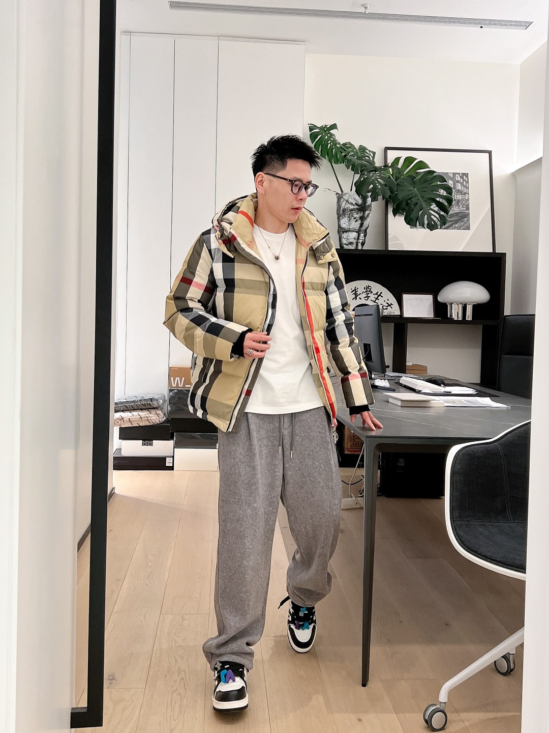 巴宝莉 官网款2025秋冬新款羽绒服。这款号称羽绒服届最高端的，全部90绒的三标齐全带着经典的Logo组