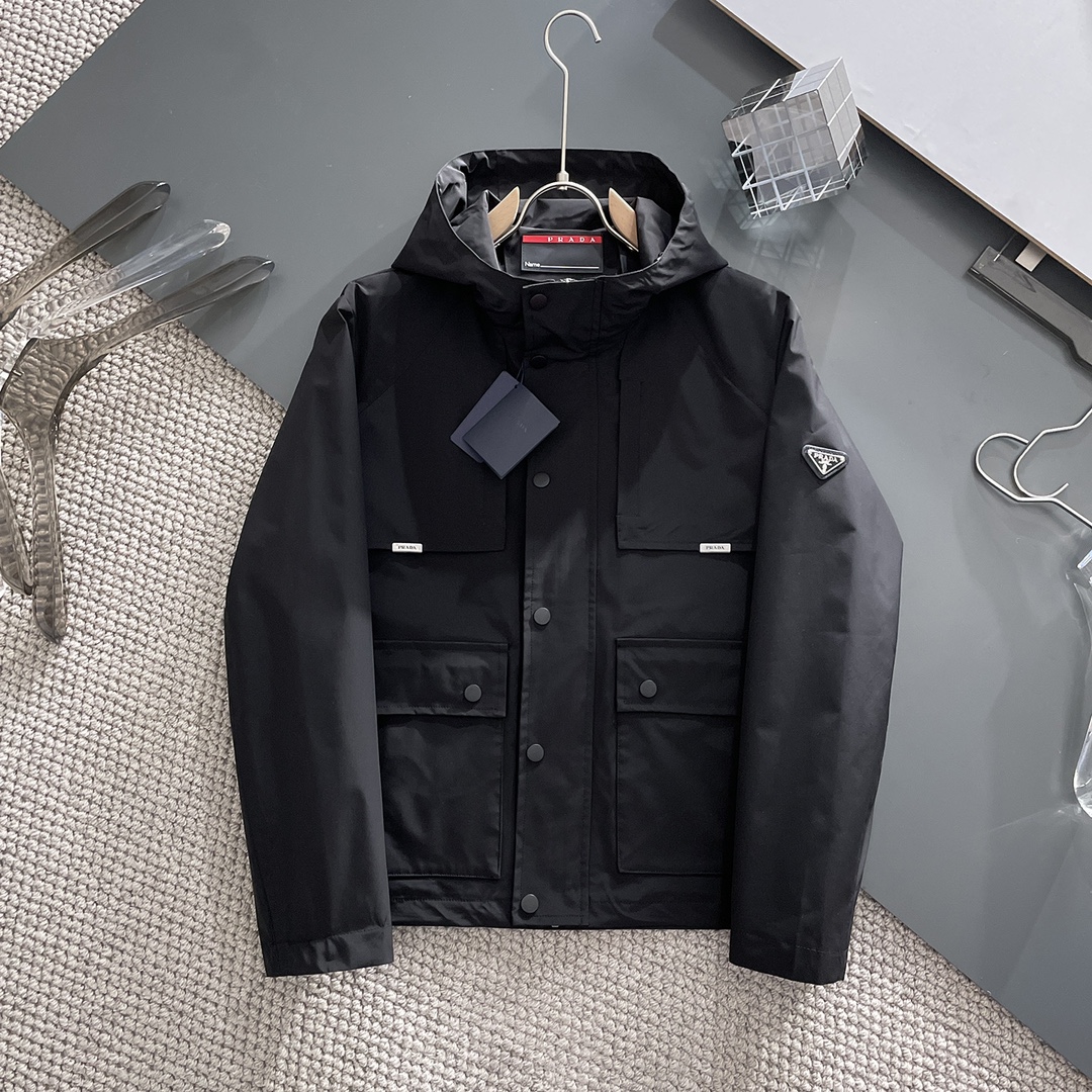 NO:119588,Prada's official website has the same style, complete three standards, and is available in advance. SS Spring new men's jacket, original single three standards, high-end version, customized counter fabric, breathable and comfortable, impeccable details, brand element design concept, reflecting high quality. The feel is delicate and soft, presents casual cut, and the upper body style is superb. Number of sizes M~3XL,,,prada, jackets & coats, jackets & coats, alexander wang19860909普拉达 官网同款,三标齐全,提前发售 ss春季新款男士夹克外套, 原单三标齐全高端版本 专柜定制面料 透气舒适度高,细节无可挑剔,品牌元素设计理念,体现高品质.手感细腻柔软 呈现休闲裁剪,上身版型超赞 码数M～3XL,,,prada,jackets & coats,jackets & coats,alexander wang,Men's clothing