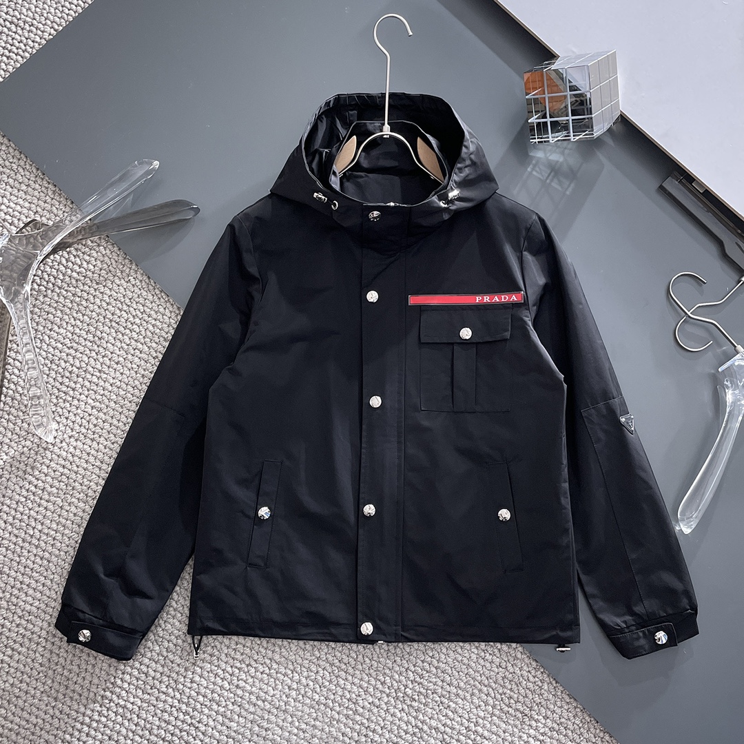 NO:119582,Prada's official website has the same style, complete three standards, and is available in advance. SS Spring new men's jacket, original single three standards, high-end version, customized counter fabric, breathable and comfortable, impeccable details, brand element design concept, reflecting high quality. The feel is delicate and soft, presents casual cut, and the upper body style is superb. Number of sizes M~3XL,,,prada, jackets & coats, jackets & coats, alexander wang19860909普拉达 官网同款,三标齐全,提前发售 ss春季新款男士夹克外套, 原单三标齐全高端版本 专柜定制面料 透气舒适度高,细节无可挑剔,品牌元素设计理念,体现高品质.手感细腻柔软 呈现休闲裁剪,上身版型超赞 码数M～3XL,,,prada,jackets & coats,jackets & coats,alexander wang,Men's clothing