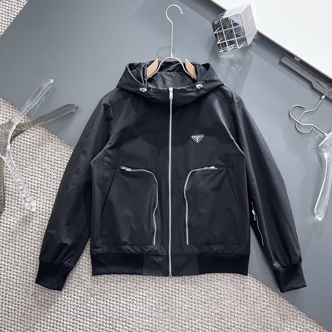 NO:119575,Prada's official website has the same style, complete three standards, and is available in advance. SS Spring new men's jacket, original single three standards, high-end version, customized counter fabric, breathable and comfortable, impeccable details, brand element design concept, reflecting high quality. The feel is delicate and soft, presents casual cut, and the upper body style is superb. Number of sizes M~3XL,,,prada, jackets & coats, jackets & coats, alexander wang19860909普拉达 官网同款,三标齐全,提前发售 ss春季新款男士夹克外套, 原单三标齐全高端版本 专柜定制面料 透气舒适度高,细节无可挑剔,品牌元素设计理念,体现高品质.手感细腻柔软 呈现休闲裁剪,上身版型超赞 码数M～3XL,,,prada,jackets & coats,jackets & coats,alexander wang,Men's clothing