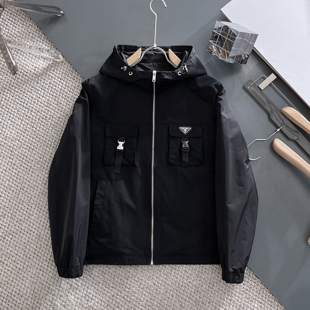 NO:119594,Prada's official website has the same style, complete three standards, and is available in advance. SS Spring new men's jacket, original single three standards, high-end version, customized counter fabric, breathable and comfortable, impeccable details, brand element design concept, reflecting high quality. The feel is delicate and soft, presents casual cut, and the upper body style is superb. Number of sizes M~3XL,,,prada, jackets & coats, jackets & coats, alexander wang19860909普拉达 官网同款,三标齐全,提前发售 ss春季新款男士夹克外套, 原单三标齐全高端版本 专柜定制面料 透气舒适度高,细节无可挑剔,品牌元素设计理念,体现高品质.手感细腻柔软 呈现休闲裁剪,上身版型超赞 码数M～3XL,,,prada,jackets & coats,jackets & coats,alexander wang,Men's clothing