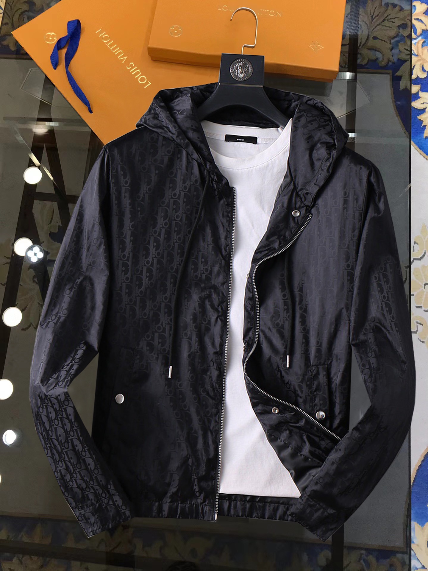 ¡P290 es el mismo estilo que el sitio web oficial de Dior, completo con tres etiquetas y está a la venta por adelantado…