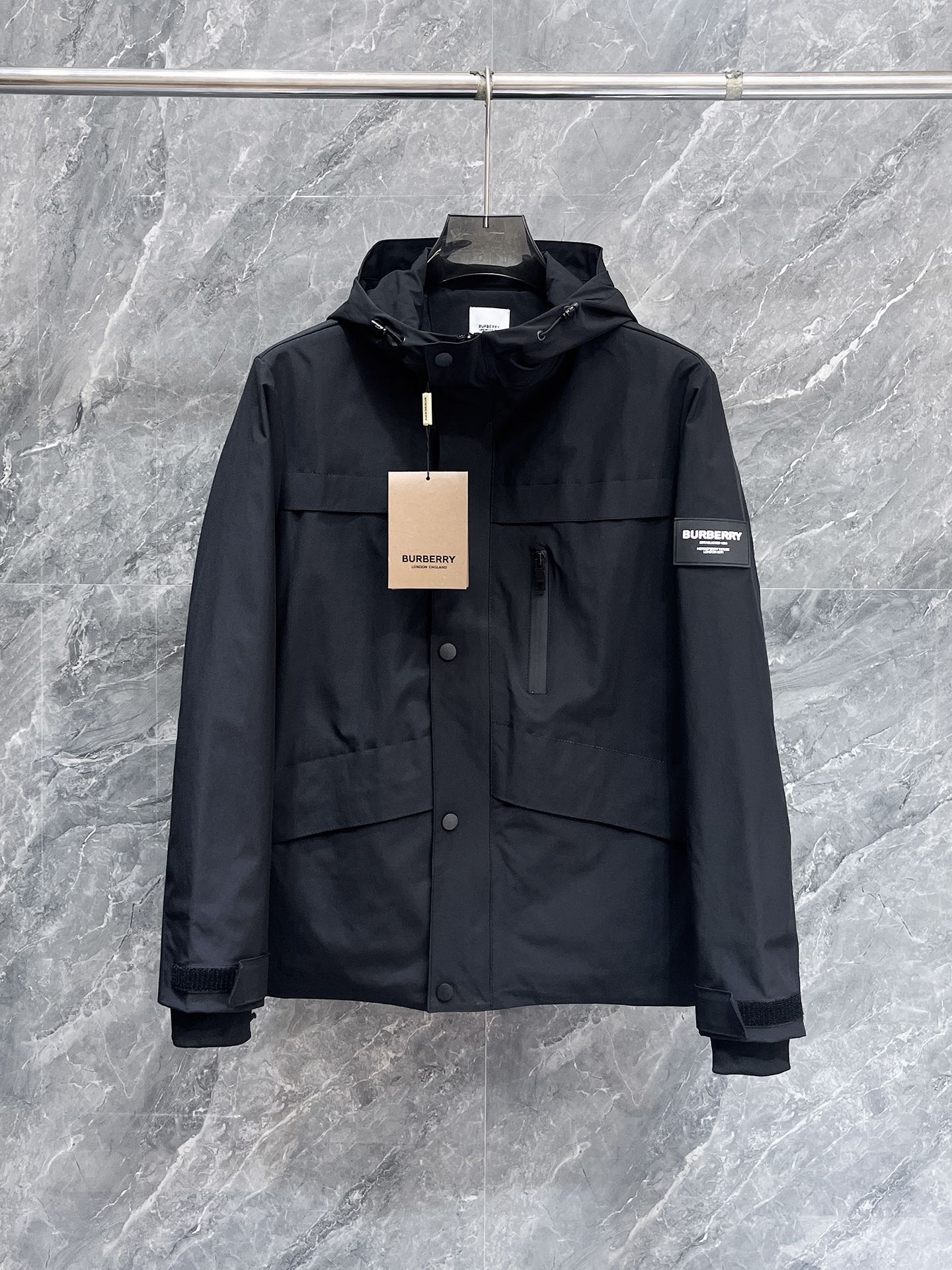 NO:124651,Burberry's official website has the same style, complete three standards, and is released in advance. 2025ss Spring new men's jacket, original single three standards, high-end version, customized counter fabric, breathable and comfortable, impeccable details, brand element design concept, reflecting high quality. The feel is delicate and soft, presents casual cut, and the upper body style is superb. Number of sizes M~3XL,,,burberry, jackets & coats, jackets & coats, alexander wang19860909巴宝莉 官网同款,三标齐全,提前发售 2025ss春季新款男士夹克外套, 原单三标齐全高端版本 专柜定制面料 透气舒适度高,细节无可挑剔,品牌元素设计理念,体现高品质.手感细腻柔软 呈现休闲裁剪,上身版型超赞 码数M～3XL,,,burberry,jackets & coats,jackets & coats,alexander wang,Men's clothing