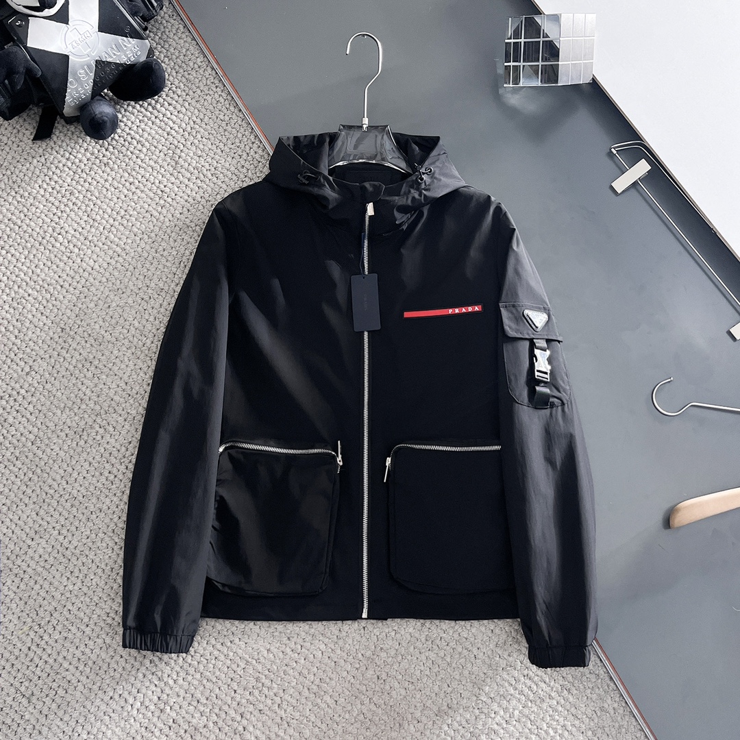 NO:119611,Prada's official website has the same style, complete three standards, and is available in advance. SS Spring new men's jacket, original single three standards, high-end version, customized counter fabric, breathable and comfortable, impeccable details, brand element design concept, reflecting high quality. The feel is delicate and soft, presents casual cut, and the upper body style is superb. Number of sizes M~3XL,,,prada, jackets & coats, jackets & coats, alexander wang19860909普拉达 官网同款,三标齐全,提前发售 ss春季新款男士夹克外套, 原单三标齐全高端版本 专柜定制面料 透气舒适度高,细节无可挑剔,品牌元素设计理念,体现高品质.手感细腻柔软 呈现休闲裁剪,上身版型超赞 码数M～3XL,,,prada,jackets & coats,jackets & coats,alexander wang,Men's clothing