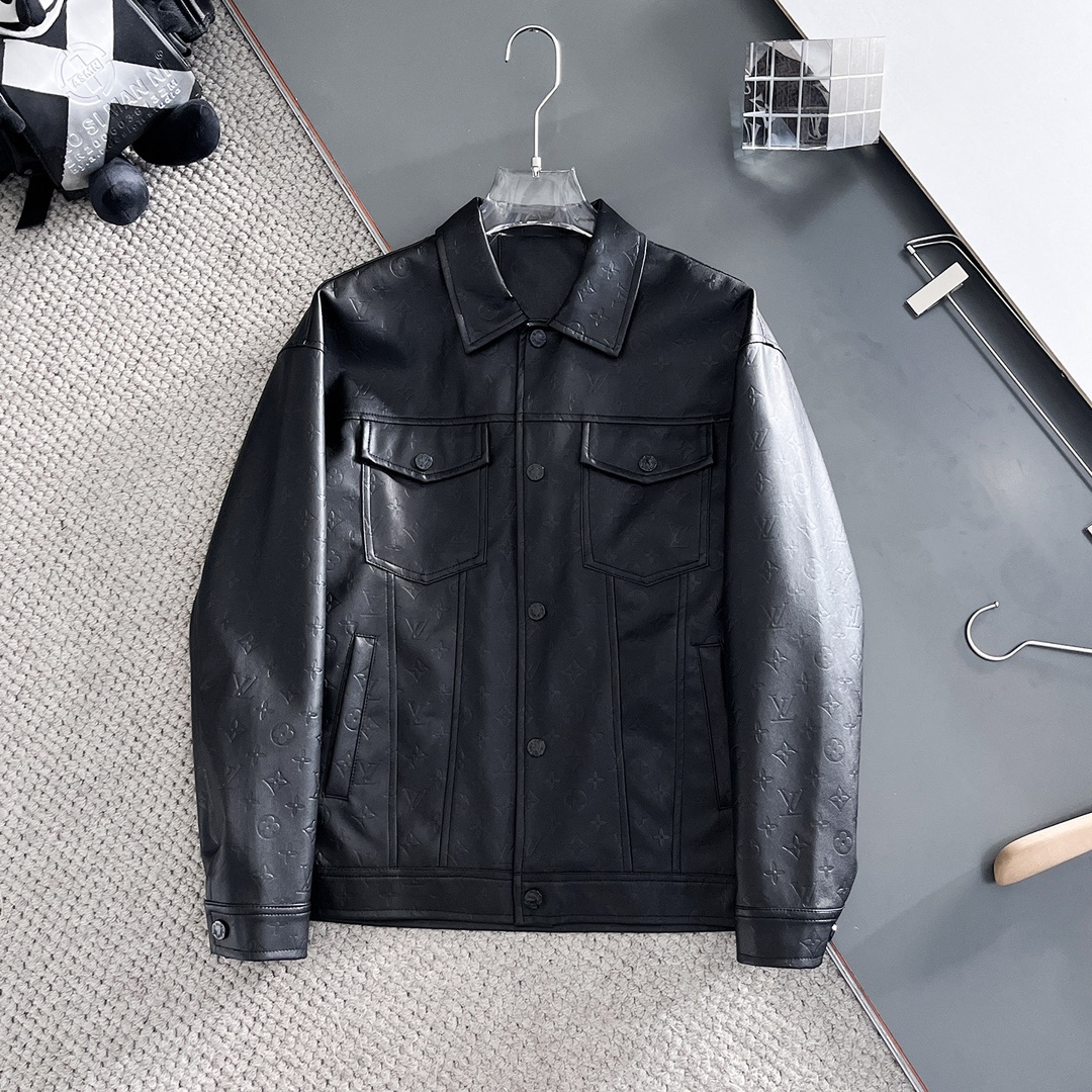 NO:734219,The same style as the LV official website, complete with three labels, sold in advance. 2026 new spring men's jackets, high-end version with complete three labels of the original order. Custom-made fabrics at the counter. Highly breathable and comfortable, impeccable details, brand element design concept, reflecting high quality. Delicate and soft feel. Casual tailoring, excellent upper body size. Size M～3XL,,,louis vuitton,jackets & coats,jackets & coats,19860909LV 官网同款,三标齐全,提前发售 2026春季新款男士夹克外套, 原单三标齐全高端版本 专柜定制面料 透气舒适度高,细节无可挑剔,品牌元素设计理念,体现高品质.手感细腻柔软 呈现休闲裁剪,上身版型超赞 码数M～3XL,,,louis vuitton,jackets & coats,jackets & coats,,Men's clothing