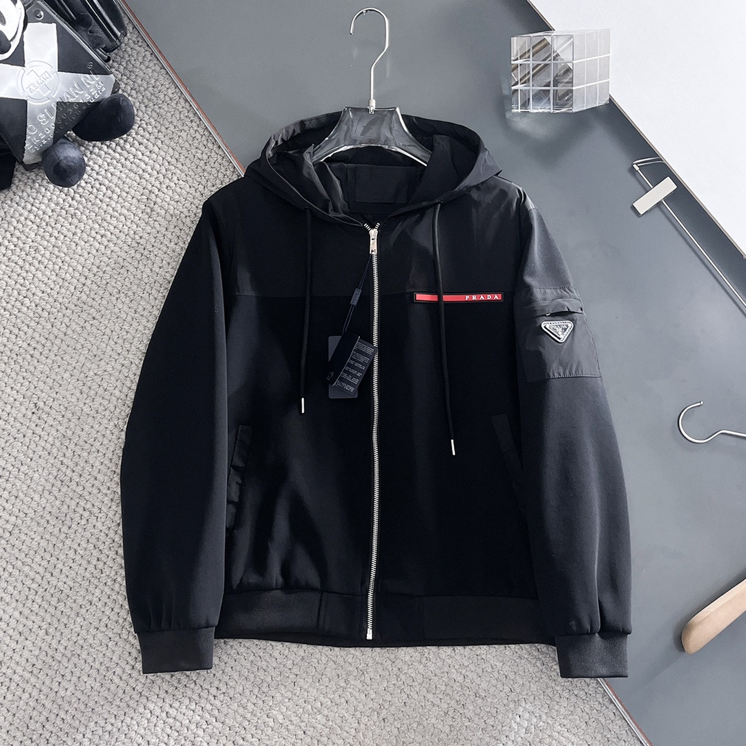 NO:119607,Prada's official website has the same style, complete three standards, and is available in advance. SS Spring new men's jacket, original single three standards, high-end version, customized counter fabric, breathable and comfortable, impeccable details, brand element design concept, reflecting high quality. The feel is delicate and soft, presents casual cut, and the upper body style is superb. Number of sizes M~3XL,,,prada, jackets & coats, jackets & coats, alexander wang19860909普拉达 官网同款,三标齐全,提前发售 ss春季新款男士夹克外套, 原单三标齐全高端版本 专柜定制面料 透气舒适度高,细节无可挑剔,品牌元素设计理念,体现高品质.手感细腻柔软 呈现休闲裁剪,上身版型超赞 码数M～3XL,,,prada,jackets & coats,jackets & coats,alexander wang,Men's clothing