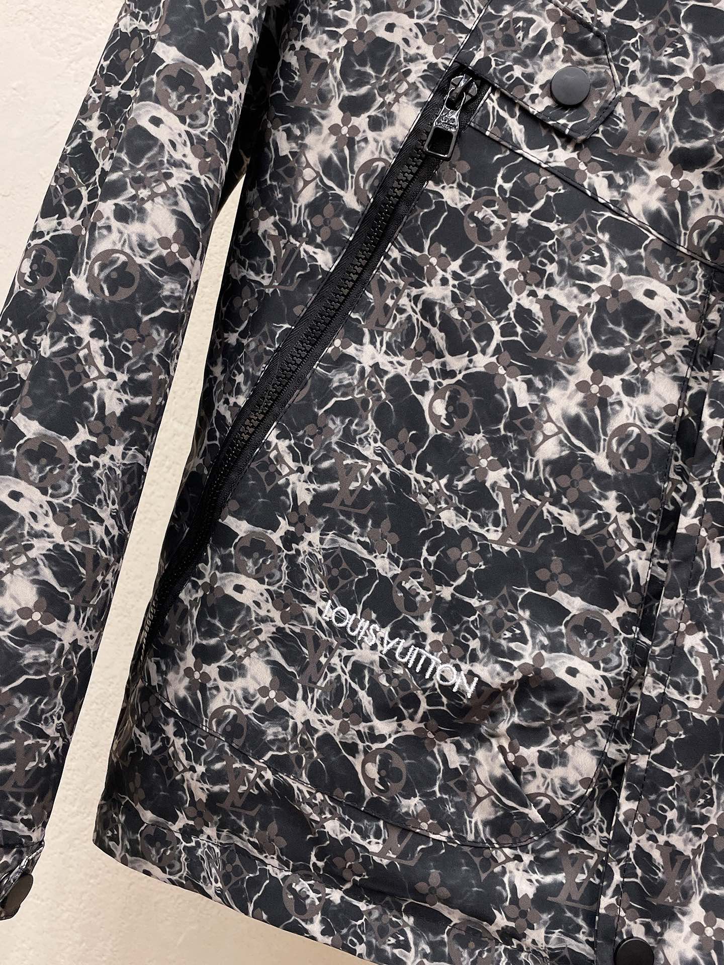 Louis Vuitton 2025SS Men's Printed Lightweight Hooded Jacket 8 i1713517023 8073 7