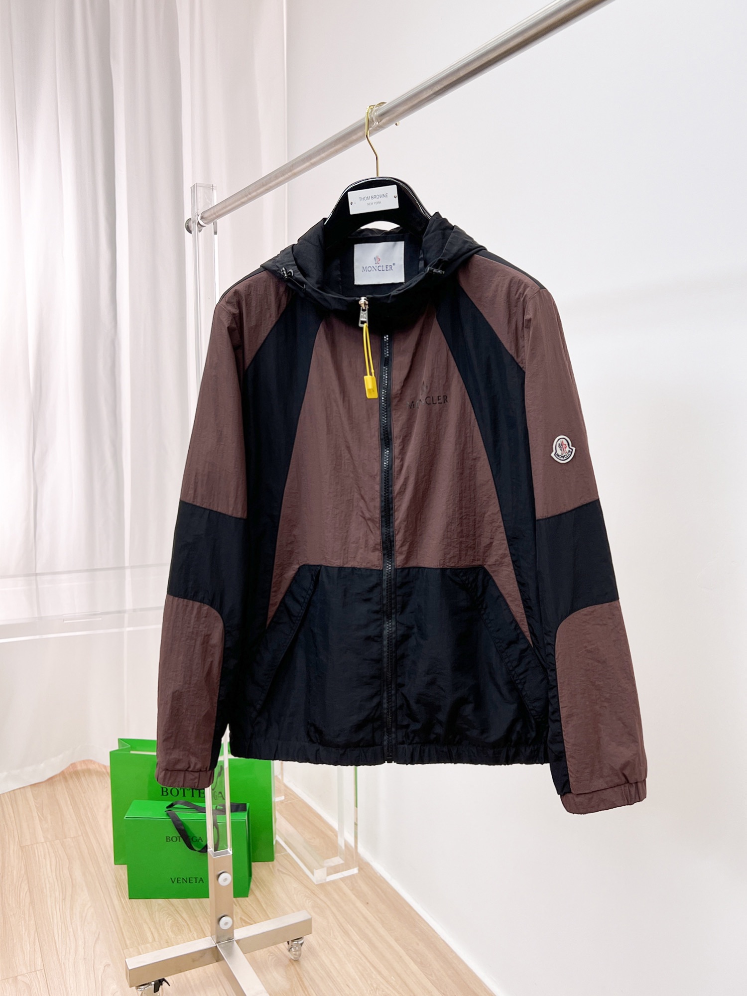 NO:122815,The same style on the official website, complete three standards, and is released in advance. The new spring men's jacket in ss, the original three standards are complete and high-end version. Customized fabrics for counters. High breathability and comfort, impeccable details, and the design concept of brand elements reflects high quality. The feel is delicate and soft. It presents casual cut, and the upper body style is superb. Number of sizes M~3XL,,,Moncler, jackets & coats, jackets & coats, alexander wang19860909蒙口 官网同款,三标齐全,提前发售 ss春季新款男士夹克外套,原单三标齐全高端版本 专柜定制面料 透气舒适度高,细节无可挑剔,品牌元素设计理念,体现高品质.手感细腻柔软 呈现休闲裁剪,上身版型超赞 码数M～3XL,,,Moncler,jackets & coats,jackets & coats,alexander wang,Men's clothing