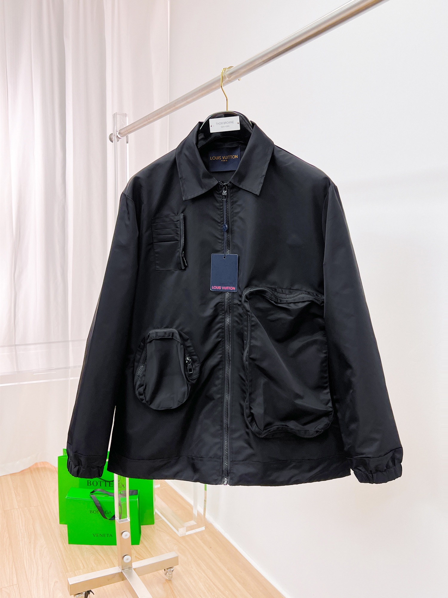 NO:122816,The same style on the official website, complete three standards, and is released in advance. The new spring men's jacket in ss spring, complete three standards, high-end version. Customized fabrics for counters, breathable and comfortable, impeccable details, brand elements design concept, reflecting high quality. The feel is delicate and soft, presenting casual cut, and the upper body style is superb. Number of sizes M~3XL,,,louis vuitton, jackets & coats, jackets & coats, alexander wang19860909LV 官网同款,三标齐全,提前发售 ss春季新款男士夹克外套,原单三标齐全高端版本 专柜定制面料 透气舒适度高,细节无可挑剔,品牌元素设计理念,体现高品质.手感细腻柔软 呈现休闲裁剪,上身版型超赞 码数M～3XL,,,louis vuitton,jackets & coats,jackets & coats,alexander wang,Men's clothing