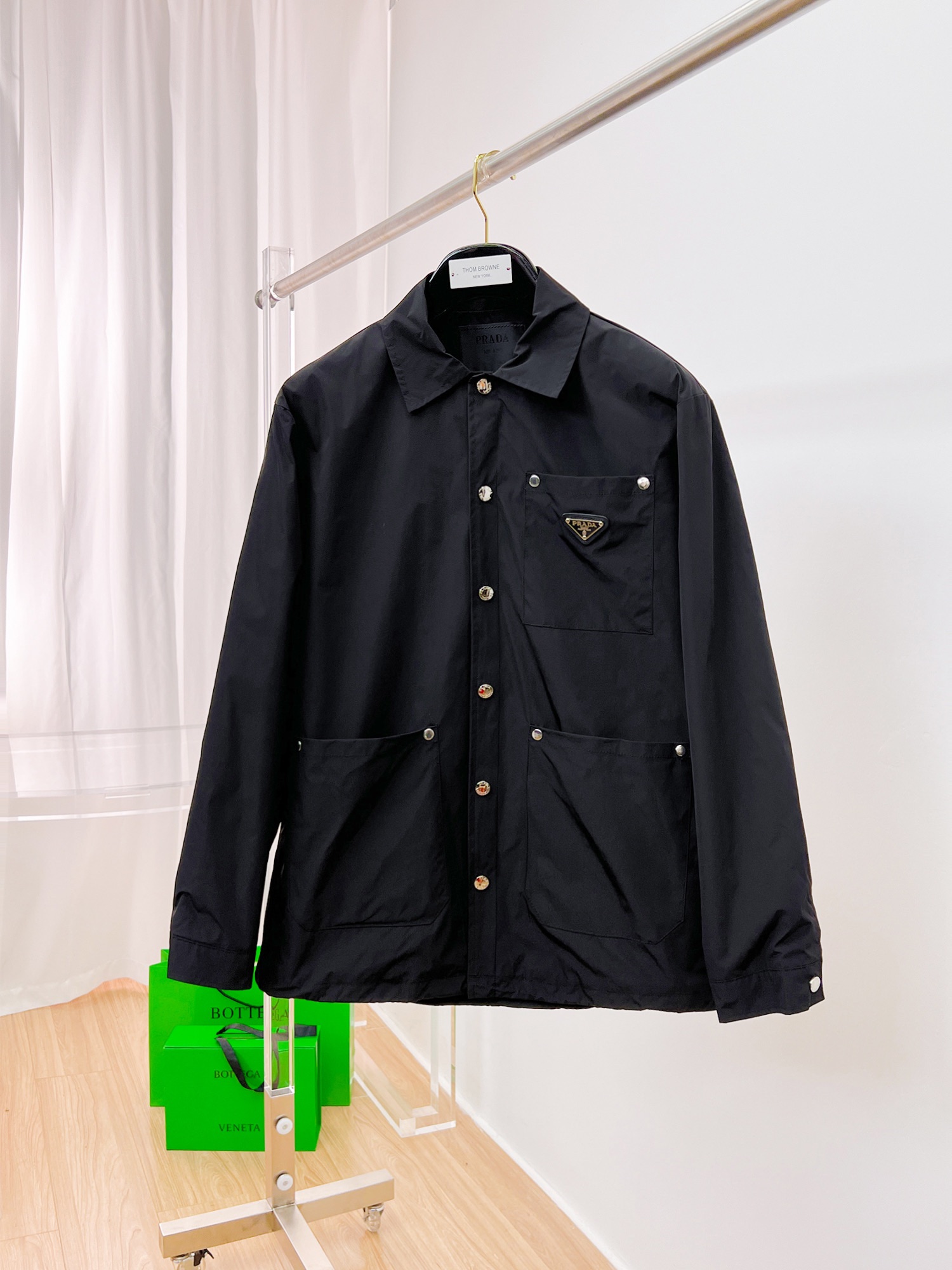 NO:122813,Prada's official website has the same style, complete three standards, and is released in advance. SS Spring new men's jacket, original single three standards, high-end version, customized counter fabric, breathable and comfortable, impeccable details, brand element design concept, reflecting high quality. The feel is delicate and soft, presents casual cut, and the upper body style is superb. Number of sizes M~3XL,,,prada, jackets & coats, jackets & coats, alexander wang19860909普拉达 官网同款,三标齐全,提前发售 ss春季新款男士夹克外套,原单三标齐全高端版本 专柜定制面料 透气舒适度高,细节无可挑剔,品牌元素设计理念,体现高品质.手感细腻柔软 呈现休闲裁剪,上身版型超赞 码数M～3XL,,,prada,jackets & coats,jackets & coats,alexander wang,Men's clothing