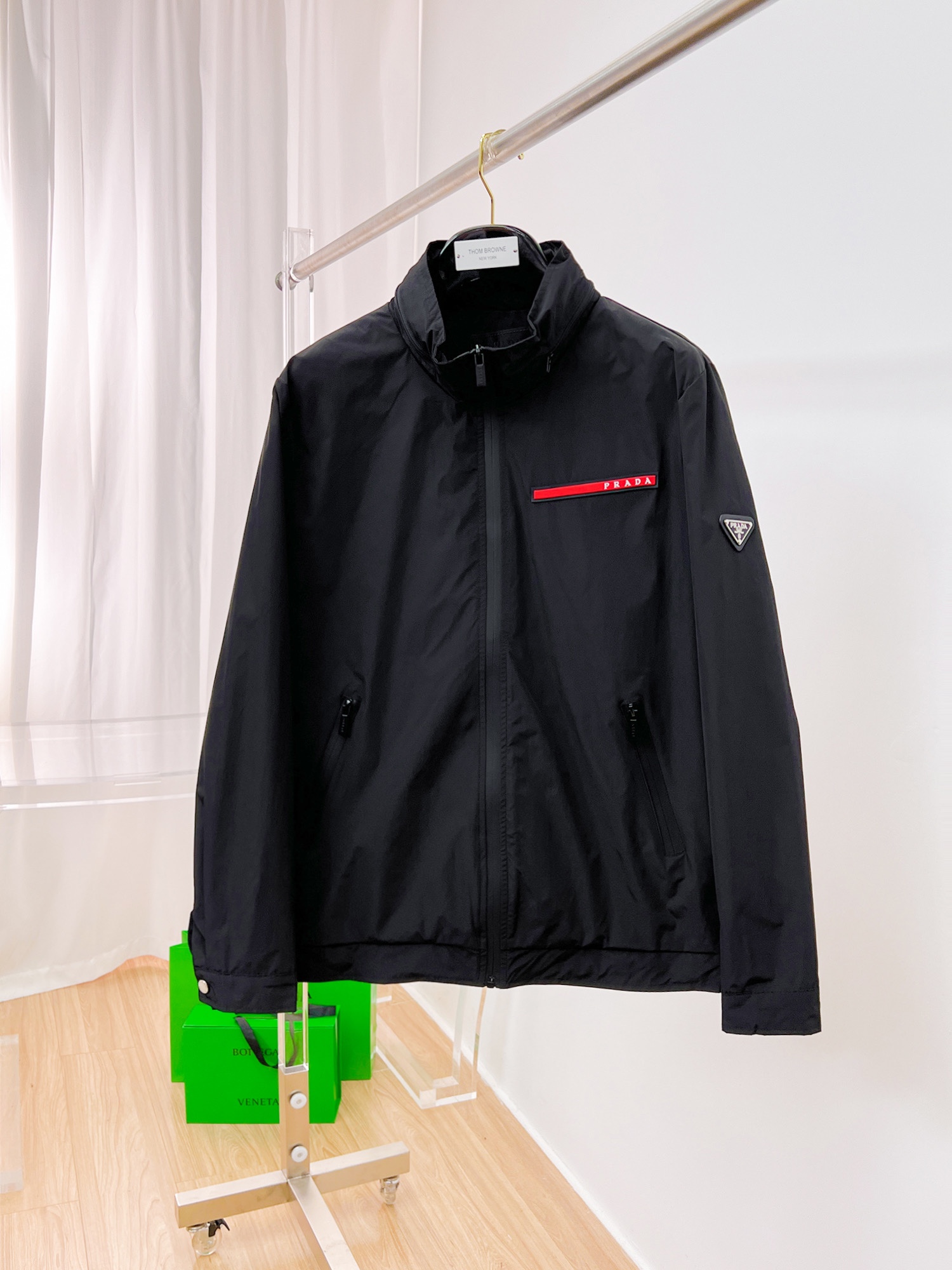 NO:122824,Prada's official website has the same style, complete three standards, and is released in advance. SS Spring new men's jacket, original three standards, high-end version, customized counter fabric, breathable and comfortable, impeccable details, brand element design concept, reflecting high quality. The feel is delicate and soft, presents casual cut, and the upper body style is superb. Number of sizes M~3XL,,,prada, jackets & coats, jackets & coats, alexander wang19860909普拉达 官网同款,三标齐全,提前发售 ss春季新款男士夹克外套,原单三标齐全高端版本 专柜定制面料 透气舒适度高,细节无可挑剔,品牌元素设计理念,体现高品质.手感细腻柔软 呈现休闲裁剪,上身版型超赞 码数M～3XL,,,prada,jackets & coats,jackets & coats,alexander wang,Men's clothing