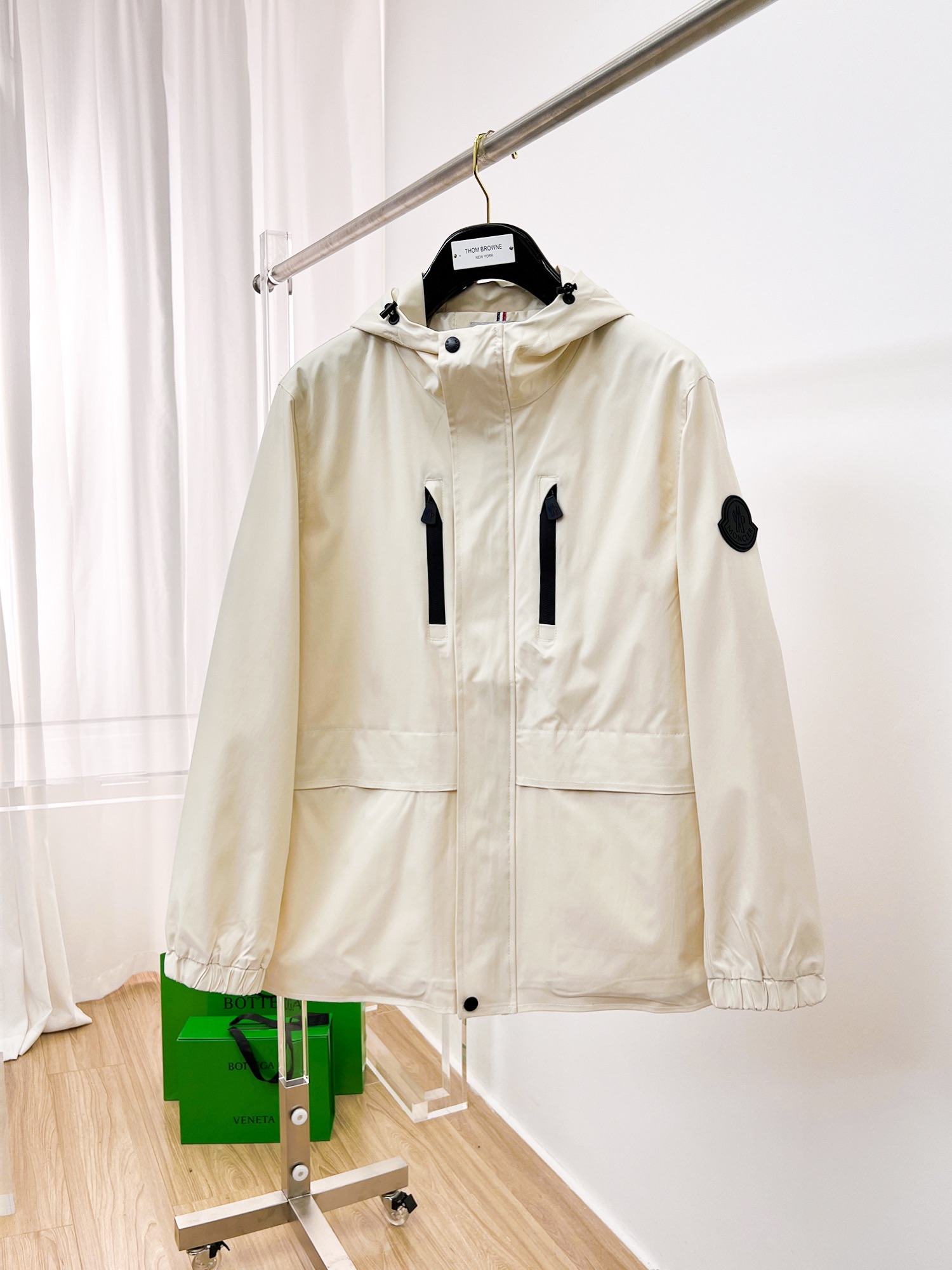 NO:122830,The same style on the official website, complete three standards, and is released in advance. The new spring men's jacket in ss, the original three standards are complete and high-end version. Customized fabrics for counters. High breathability and comfort, impeccable details, and the design concept of brand elements reflects high quality. The feel is delicate and soft. It presents casual cut, and the upper body style is superb. Number of sizes M~3XL,,,Moncler, jackets & coats, jackets & coats, alexander wang19860909蒙口 官网同款,三标齐全,提前发售 ss春季新款男士夹克外套,原单三标齐全高端版本 专柜定制面料 透气舒适度高,细节无可挑剔,品牌元素设计理念,体现高品质.手感细腻柔软 呈现休闲裁剪,上身版型超赞 码数M～3XL,,,Moncler,jackets & coats,jackets & coats,alexander wang,Men's clothing