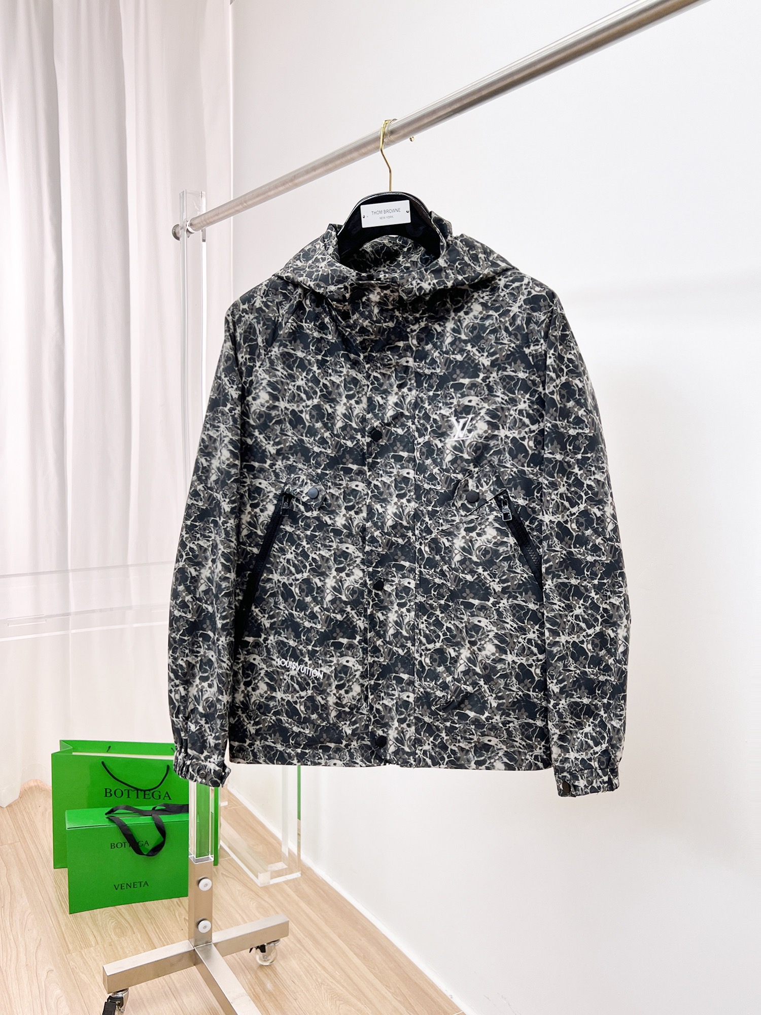 NO:122827,The same style on the official website, complete three standards, and is released in advance. The new spring men's jacket in ss spring, complete three standards, high-end version. Customized fabrics for counters, breathable and comfortable, impeccable details, brand elements design concept, reflecting high quality. The feel is delicate and soft, presenting casual cut, and the upper body style is superb. Number of sizes M~3XL,,,louis vuitton, jackets & coats, jackets & coats, alexander wang19860909LV 官网同款,三标齐全,提前发售 ss春季新款男士夹克外套,原单三标齐全高端版本 专柜定制面料 透气舒适度高,细节无可挑剔,品牌元素设计理念,体现高品质.手感细腻柔软 呈现休闲裁剪,上身版型超赞 码数M～3XL,,,louis vuitton,jackets & coats,jackets & coats,alexander wang,Men's clothing