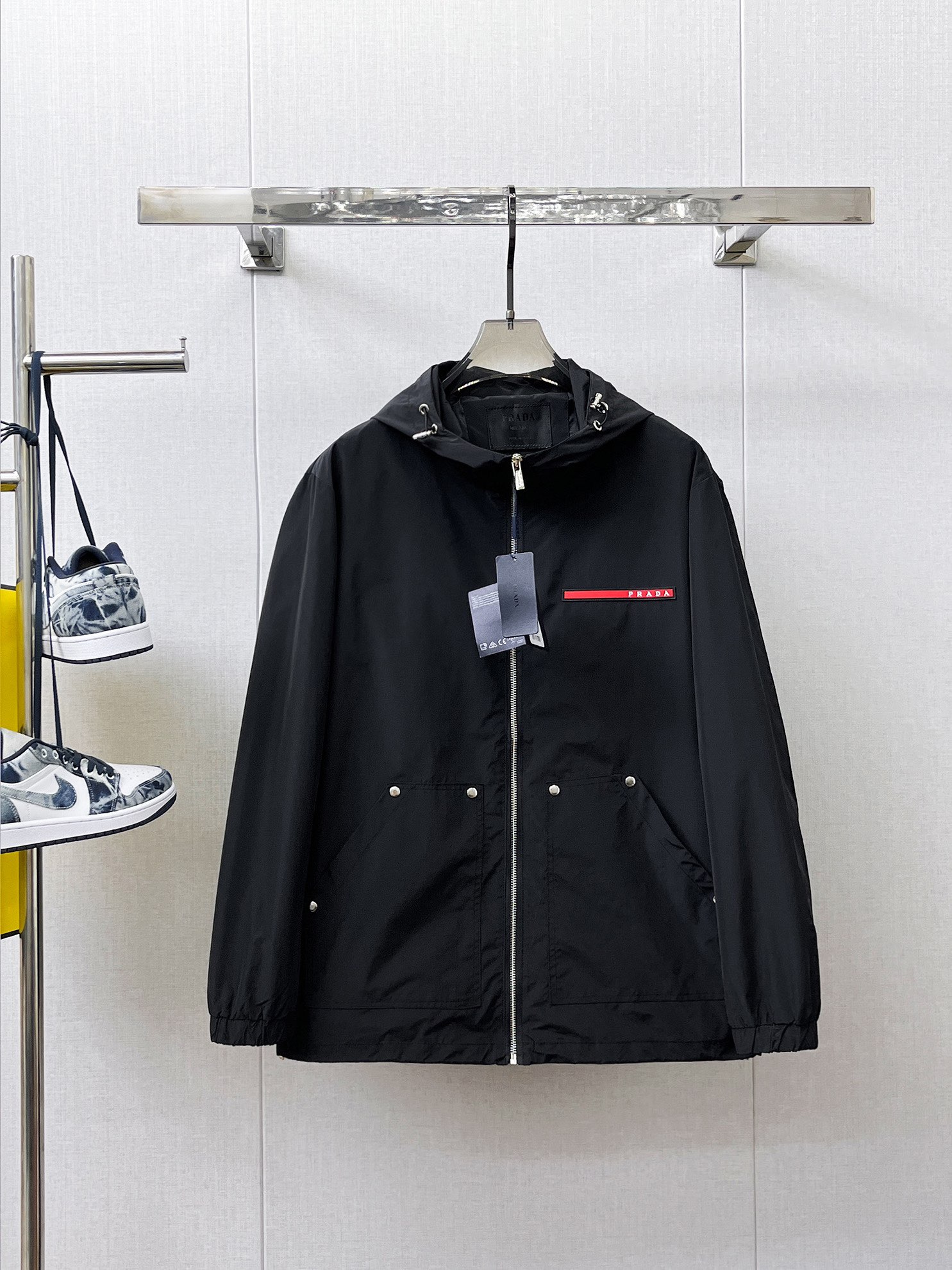 NO:133699,Prada's official website has the same style, complete three standards, and is available in advance. New spring men's jacket, original single three standards, high-end version, customized counter fabric, breathable and comfortable, impeccable details, brand element design concept, reflecting high quality. The feel is delicate and soft, presents casual cut, and the upper body style is superb. Number of sizes M~3XL, prada, jackets & coats, jackets & coats, alexander wang19860909普拉达 官网同款,三标齐全,提前发售 春季新款男士夹克外套, 原单三标齐全高端版本 专柜定制面料 透气舒适度高,细节无可挑剔,品牌元素设计理念,体现高品质.手感细腻柔软 呈现休闲裁剪,上身版型超赞 码数M～3XL,,prada,jackets & coats,jackets & coats,alexander wang,Men's clothing