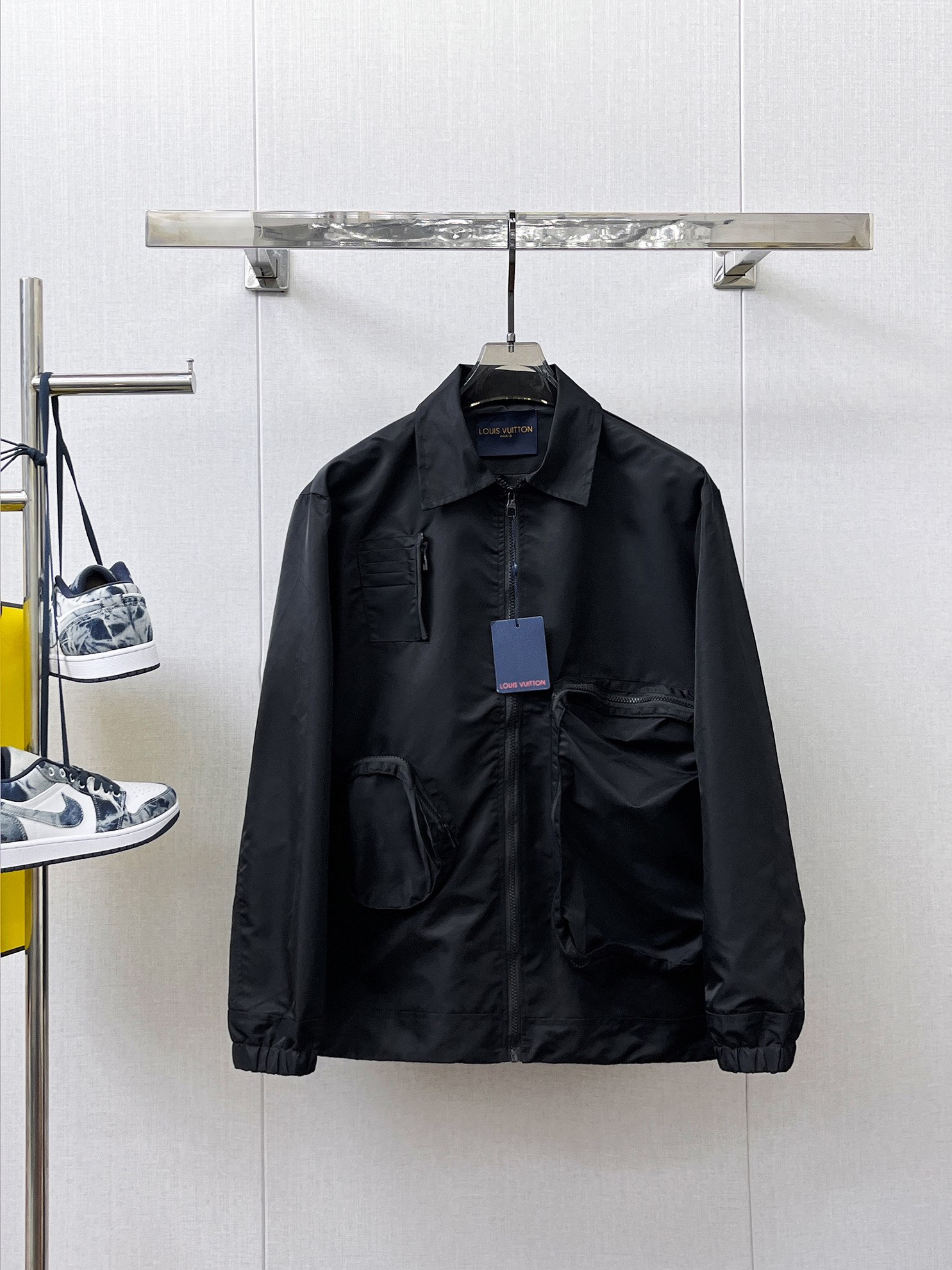 NO:133705,The same style on the official website of LV, complete three-standard, released in advance. New spring men's jacket, original single three-standard high-end version. Customized counter fabrics, breathable and comfortable, impeccable details, brand elements design concept, reflecting high quality. The feel is delicate and soft, presenting casual cut, and the upper body style is superb. Number of sizes M~3XL,,louis vuitton, jackets & coats, jackets & coats, alexander wang19860909LV官网同款,三标齐全,提前发售 春季新款男士夹克外套, 原单三标齐全高端版本 专柜定制面料 透气舒适度高,细节无可挑剔,品牌元素设计理念,体现高品质.手感细腻柔软 呈现休闲裁剪,上身版型超赞 码数M～3XL,,louis vuitton,jackets & coats,jackets & coats,alexander wang,Men's clothing