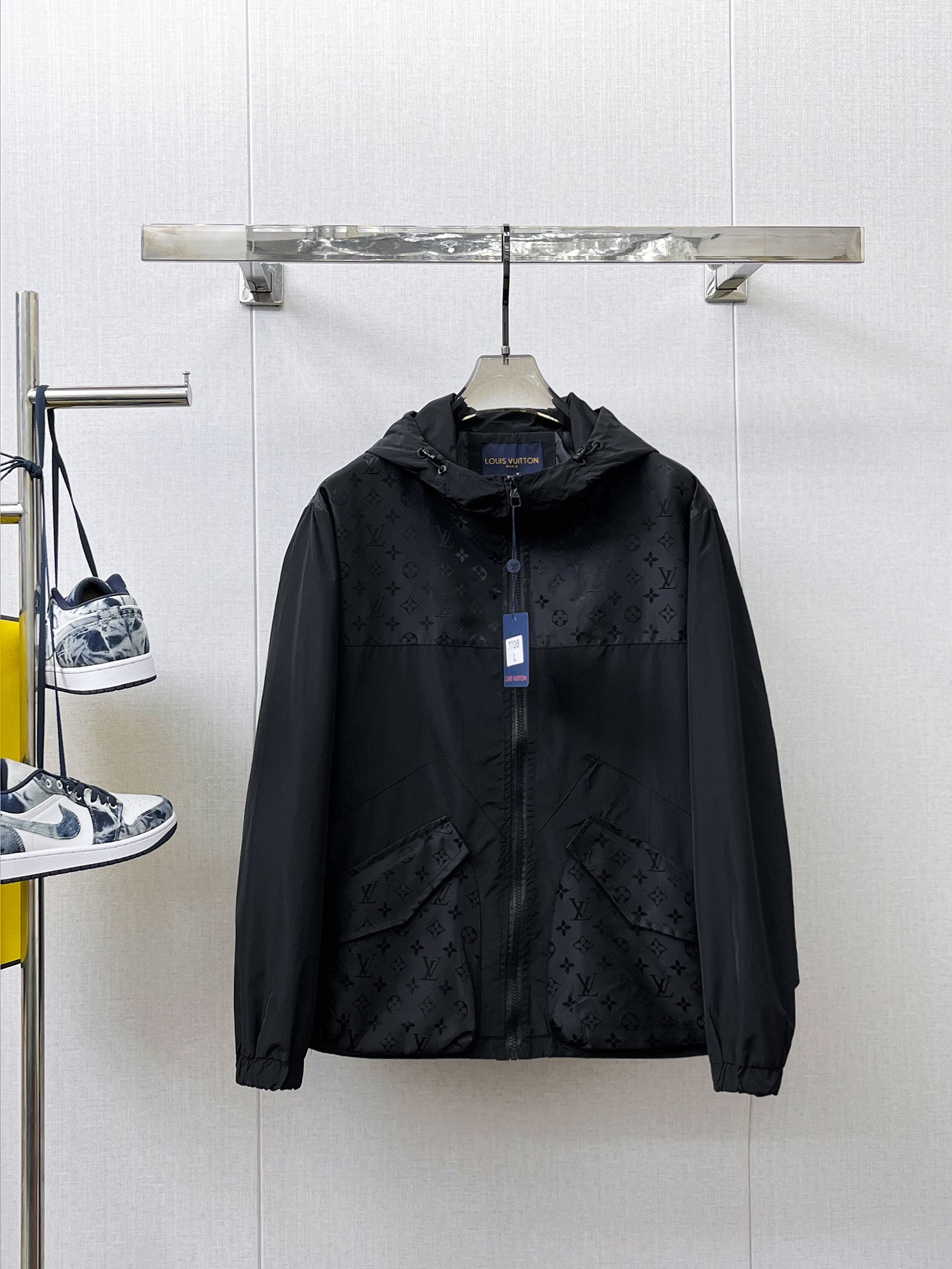 NO:133701,The same style on the official website of LV, complete three-standard, released in advance. The new spring men's jacket, the original three-standard high-end version. Customized counter fabrics, breathable and comfortable, impeccable details, brand elements design concept, reflecting high quality. The feel is delicate and soft, presenting casual cut, and the upper body style is superb. Number of sizes M~3XL,,louis vuitton, jackets & coats, jackets & coats, alexander wang19860909LV 官网同款,三标齐全,提前发售 春季新款男士夹克外套, 原单三标齐全高端版本 专柜定制面料 透气舒适度高,细节无可挑剔,品牌元素设计理念,体现高品质.手感细腻柔软 呈现休闲裁剪,上身版型超赞 码数M～3XL,,louis vuitton,jackets & coats,jackets & coats,alexander wang,Men's clothing