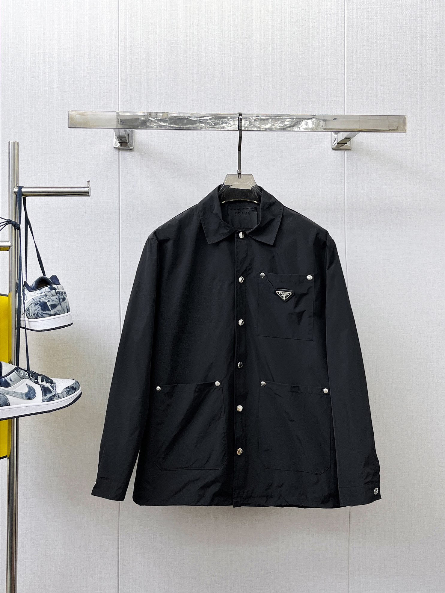 NO:133708,Prada's official website has the same style, complete three standards, and is available in advance. New spring men's jacket, original single three standards, high-end version, customized counter fabric, breathable and comfortable, impeccable details, brand element design concept, reflecting high quality. The feel is delicate and soft, presents casual cut, and the upper body style is superb. Number of sizes M~3XL,,prada, jackets & coats, jackets & coats, alexander wang19860909普拉达 官网同款,三标齐全,提前发售 春季新款男士夹克外套, 原单三标齐全高端版本 专柜定制面料 透气舒适度高,细节无可挑剔,品牌元素设计理念,体现高品质.手感细腻柔软 呈现休闲裁剪,上身版型超赞 码数M～3XL,,prada,jackets & coats,jackets & coats,alexander wang,Men's clothing