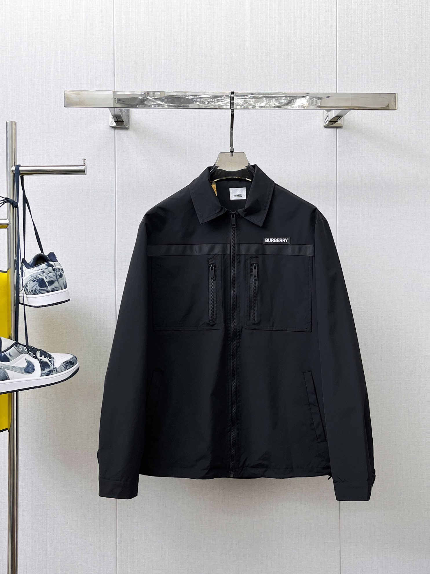 NO:133711,Burberry's official website has the same style, complete three standards, and is available in advance. New spring men's jacket, original single three standards, high-end version, customized counter fabric, breathable and comfortable, impeccable details, brand element design concept, reflecting high quality. The feel is delicate and soft, presents casual cut, and the upper body style is superb. Number of sizes M~3XL, burberry, jackets & coats, jackets & coats, alexander wang19860909巴宝莉 官网同款,三标齐全,提前发售 春季新款男士夹克外套, 原单三标齐全高端版本 专柜定制面料 透气舒适度高,细节无可挑剔,品牌元素设计理念,体现高品质.手感细腻柔软 呈现休闲裁剪,上身版型超赞 码数M～3XL,,burberry,jackets & coats,jackets & coats,alexander wang,Men's clothing