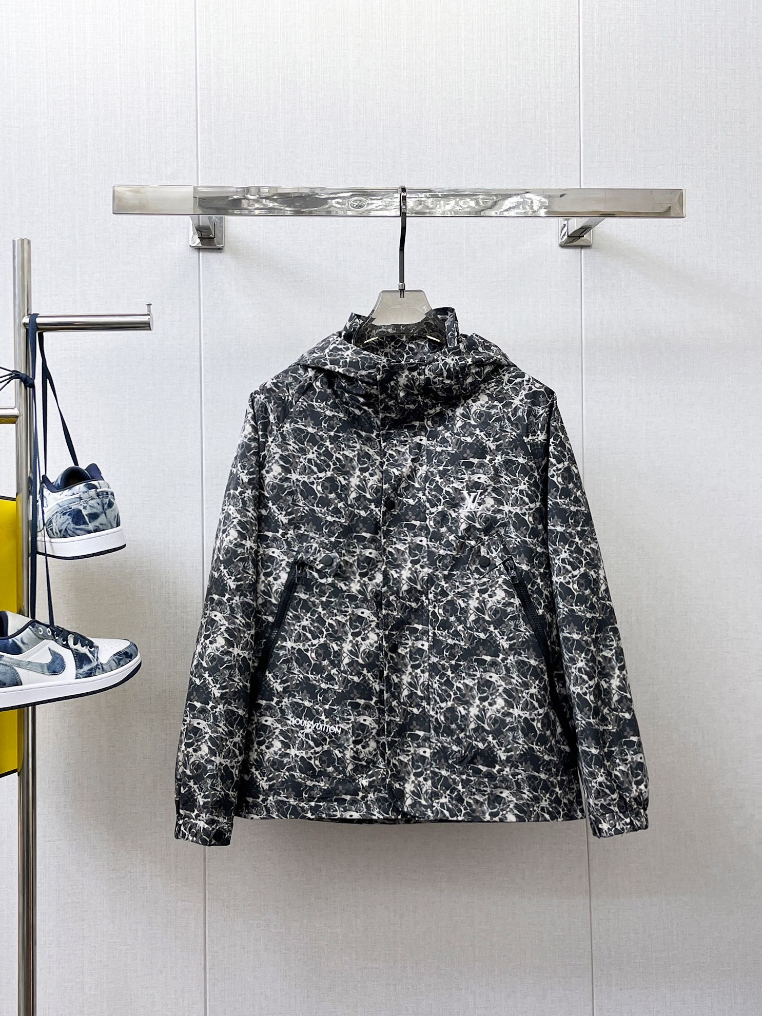 NO:133714,The same style on the official website of LV, complete three-standard, released in advance. The new spring men's jacket, the original three-standard high-end version. Customized counter fabrics, breathable and comfortable, impeccable details, brand elements design concept, reflecting high quality. The feel is delicate and soft, presenting casual cut, and the upper body style is superb. Number of sizes M~3XL,,louis vuitton, jackets & coats, jackets & coats, alexander wang19860909LV 官网同款,三标齐全,提前发售 春季新款男士夹克外套, 原单三标齐全高端版本 专柜定制面料 透气舒适度高,细节无可挑剔,品牌元素设计理念,体现高品质.手感细腻柔软 呈现休闲裁剪,上身版型超赞 码数M～3XL,,louis vuitton,jackets & coats,jackets & coats,alexander wang,Men's clothing