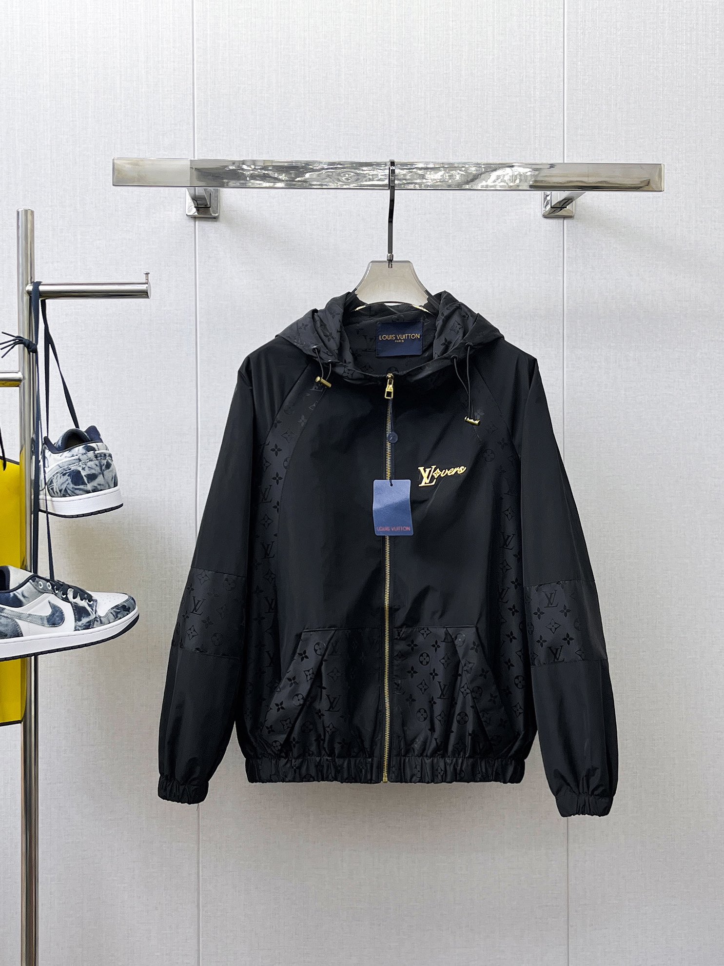 NO:133720,The same style on the official website of LV, complete three-standard, released in advance. The new spring men's jacket, the original three-standard high-end version. Customized counter fabrics, breathable and comfortable, impeccable details, brand elements design concept, reflecting high quality. The feel is delicate and soft, presenting casual cut, and the upper body style is superb. Number of sizes M~3XL,,louis vuitton, jackets & coats, jackets & coats, alexander wang19860909LV 官网同款,三标齐全,提前发售 春季新款男士夹克外套, 原单三标齐全高端版本 专柜定制面料 透气舒适度高,细节无可挑剔,品牌元素设计理念,体现高品质.手感细腻柔软 呈现休闲裁剪,上身版型超赞 码数M～3XL,,louis vuitton,jackets & coats,jackets & coats,alexander wang,Men's clothing