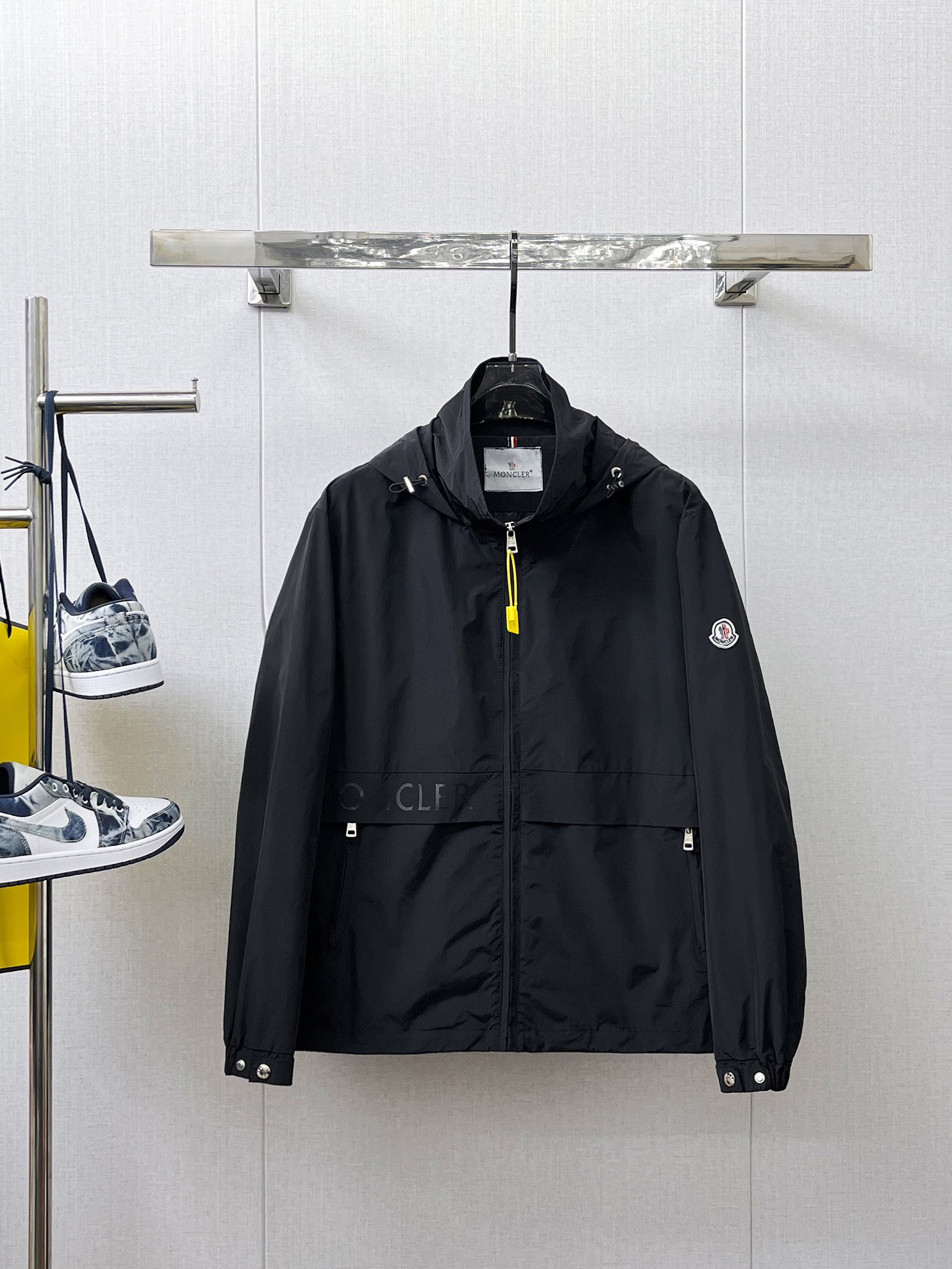 NO:133695,The same style on the official website, complete three standards, and is available in advance. The new spring men's jacket, the original three standards are complete and high-end version. Customized counter fabrics, breathable and comfortable, impeccable details, brand elements design concept, reflecting high quality. The feel is delicate and soft, presenting casual cut, and the upper body style is superb. Number of sizes M~3XL, Moncler, jackets & coats, jackets & coats, alexander wang19860909蒙口 官网同款,三标齐全,提前发售 春季新款男士夹克外套, 原单三标齐全高端版本 专柜定制面料 透气舒适度高,细节无可挑剔,品牌元素设计理念,体现高品质.手感细腻柔软 呈现休闲裁剪,上身版型超赞 码数M～3XL,,Moncler,jackets & coats,jackets & coats,alexander wang,Men's clothing