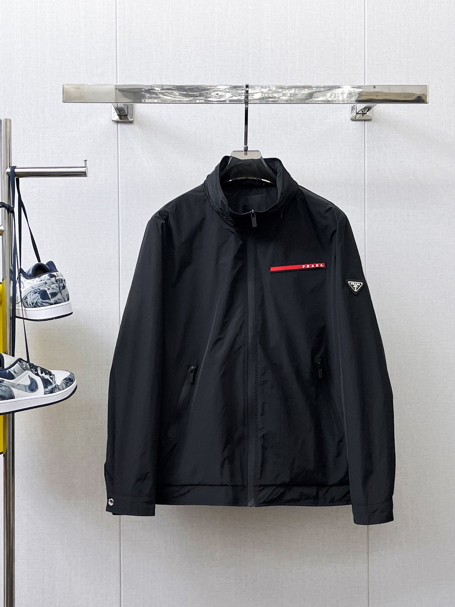 NO:133698,Prada's official website has the same style, complete three standards, and is available in advance. New spring men's jacket, original single three standards, high-end version, customized counter fabric, breathable and comfortable, impeccable details, brand element design concept, reflecting high quality. The feel is delicate and soft, presents casual cut, and the upper body style is superb. Number of sizes M~3XL,,prada, jackets & coats, jackets & coats, alexander wang19860909普拉达 官网同款,三标齐全,提前发售 春季新款男士夹克外套, 原单三标齐全高端版本 专柜定制面料 透气舒适度高,细节无可挑剔,品牌元素设计理念,体现高品质.手感细腻柔软 呈现休闲裁剪,上身版型超赞 码数M～3XL,,prada,jackets & coats,jackets & coats,alexander wang,Men's clothing