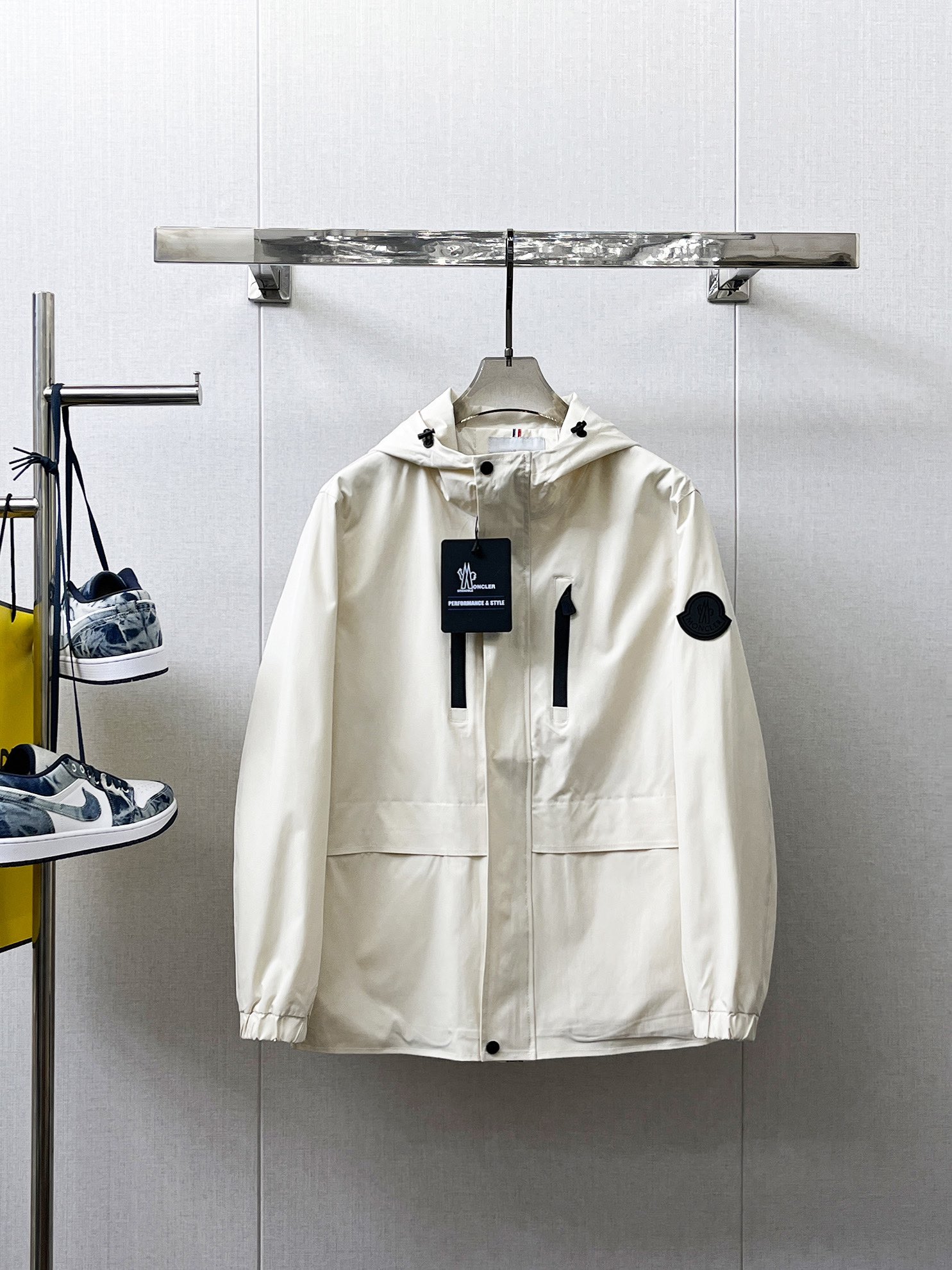 NO:133704,The same style on the official website, complete three standards, and is available in advance. The new spring men's jacket, the original three standards are complete and high-end version. Customized counter fabrics, breathable and comfortable, impeccable details, brand elements design concept, reflecting high quality. The feel is delicate and soft, presenting casual cut, and the upper body style is superb. Number of sizes M~3XL, Moncler, jackets & coats, jackets & coats, alexander wang19860909蒙口 官网同款,三标齐全,提前发售 春季新款男士夹克外套, 原单三标齐全高端版本 专柜定制面料 透气舒适度高,细节无可挑剔,品牌元素设计理念,体现高品质.手感细腻柔软 呈现休闲裁剪,上身版型超赞 码数M～3XL,,Moncler,jackets & coats,jackets & coats,alexander wang,Men's clothing