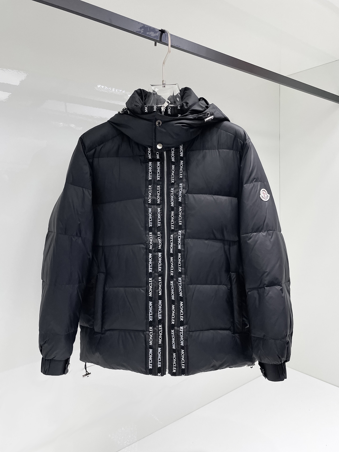 NO:122812,The official website of the new autumn and winter down jacket. This is known as the highest-end down jacket, all 90-fold three-standards are complete with a classic logo combination. The first thing you see is full of visual impact, excellent warmth, lightweight and not heavy, and the compressed fluffy is good, and it collects heat locking!  Personalized color-blocking design, fresh and energetic!  There are too many versions on the market. In addition to the different fabric workmanship, the biggest difference is that the filling is not goose down but silk or touch down, etc., and it is not easy to distinguish if you don’t understand it. In addition, the fabric and workmanship are definitely not the same level. In short, you will definitely not go off the line. You can buy all the exclusive colors and develop them. Those who understand the quality of our down jackets can be assured to close their eyes and recommend them. The three standards are complete!  Men and women's same series!  Code number M-3XL order to report height and weight, Moncler, down jacket, alexander wang19860909蒙口 官网款秋冬新款羽绒服.这款号称羽绒服届最高端的,全部90绒的三标齐全带着经典的Logo组合搭配,第一眼看到就是满满的视觉冲击,保暖性能更出色,轻便不厚重,且压缩后的蓬松度恢复性好,聚热锁温！个性的拼色设计,清新有活力！市面流通的版本实在太多了,除了面料做工不同外,最大的区别就是填充物根本不是鹅绒而是羽丝或手感绒等等,而不懂的根本不容易区分.另外面料和做工也绝对不是一个级别,总之认准我们,让你绝对不跑偏,独家全色全部购入正版开发,懂我们家羽绒服质量的,完全可以放心闭眼推.三标齐全！男女同款系列！码数M-3XL下单报身高体重,,Moncler,down jacket,alexander wang,Men's clothing