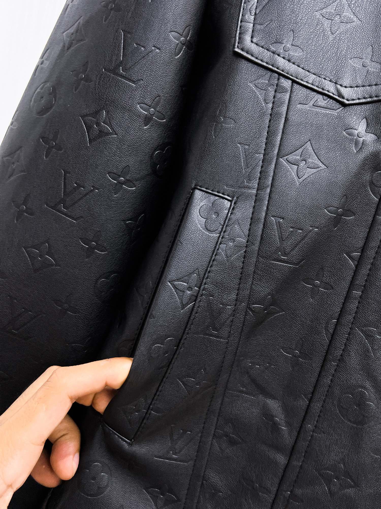 Louis Vuitton 2025SS Men's Black Leather Jacket - Premium Quality 8 i1725510427 9169 3