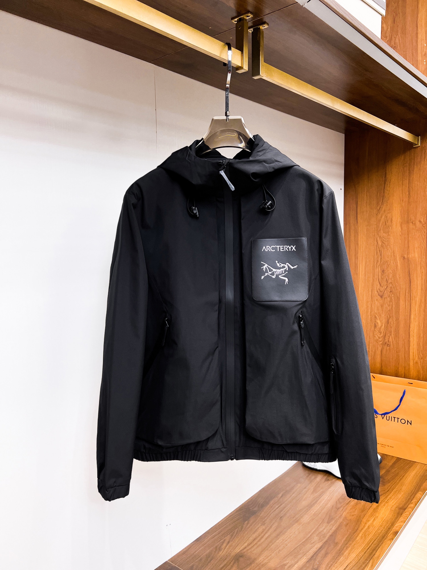 NO:761813,Arc'teryx official website of the same model, complete with three labels, on sale in advance. 2026 spring new men's jacket, complete with three labels, high-end version. Custom-made fabrics at the counter. Highly breathable and comfortable, impeccable details, brand element design concept, reflecting high quality. Delicate and soft feel. Casual tailoring, awesome upper body size. M～3XL,,arc'teryx,jackets & coats,jackets & coats,19860909始祖鸟 官网同款,三标齐全,提前发售 2026春季新款男士夹克外套,原单三标齐全高端版本 专柜定制面料 透气舒适度高,细节无可挑剔,品牌元素设计理念,体现高品质.手感细腻柔软 呈现休闲裁剪,上身版型超赞 码数M～3XL,,arc'teryx,jackets & coats,jackets & coats,,Men's clothing