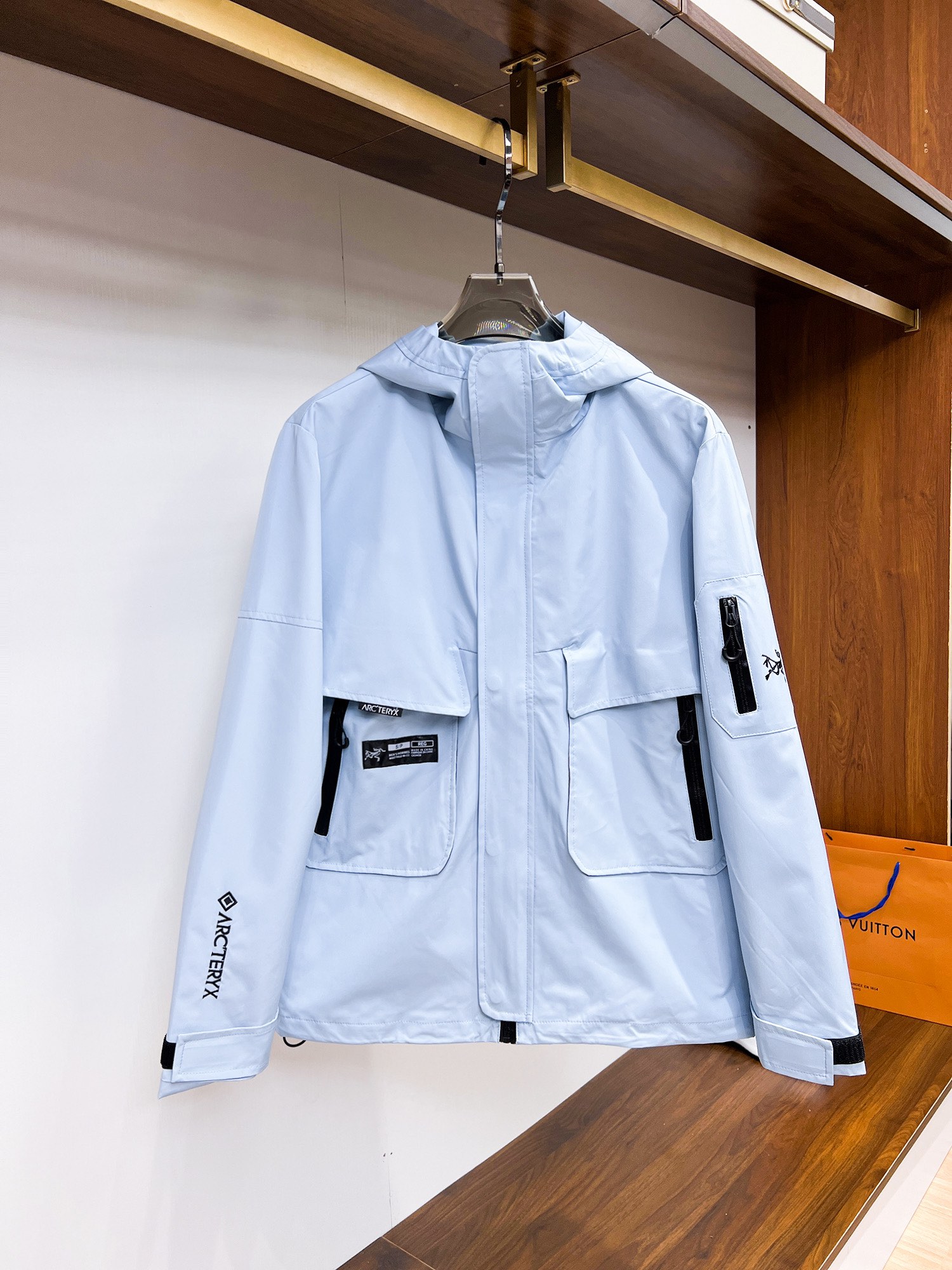 NO:761832,Arc'teryx official website of the same model, complete with three labels, on sale in advance. 2026 spring new men's jacket, complete with three labels, high-end version. Custom-made fabrics at the counter. Highly breathable and comfortable, impeccable details, brand element design concept, reflecting high quality. Delicate and soft feel. Casual tailoring, awesome upper body size. M～3XL,,arc'teryx,jackets & coats,jackets & coats,19860909始祖鸟 官网同款,三标齐全,提前发售 2026春季新款男士夹克外套,原单三标齐全高端版本 专柜定制面料 透气舒适度高,细节无可挑剔,品牌元素设计理念,体现高品质.手感细腻柔软 呈现休闲裁剪,上身版型超赞 码数M～3XL,,arc'teryx,jackets & coats,jackets & coats,,Men's clothing